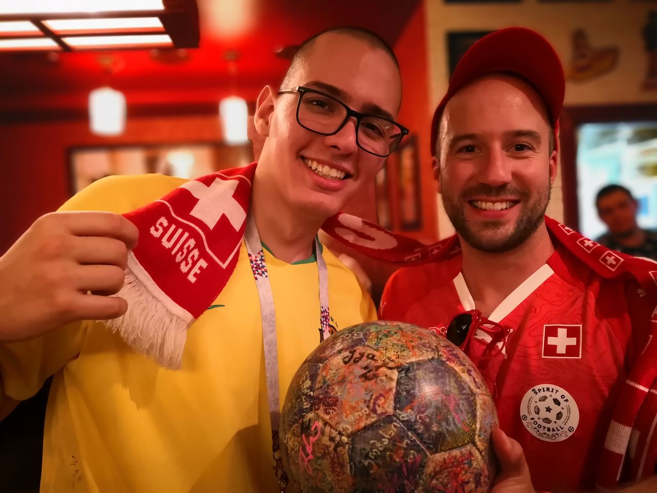 Schweizer und Brasilianische Fans feiern gemeinsam.