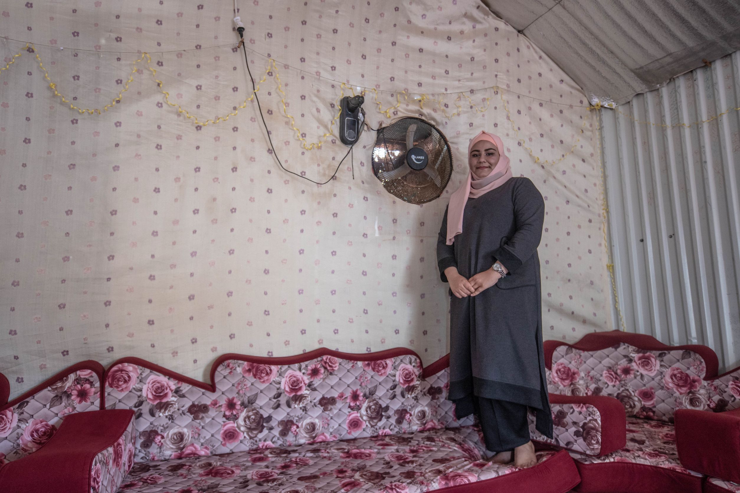 Nabiha, one of our participants, shows the air conditioning system her brother built in her living room, which works as follows: in summer, damp cloths are hung on the outside of the fan, which cool the air (up to 35°C) that is drawn into the room. However, in the part of the camp where Nabiha lives, there has been no electricity for weeks and the fan cannot be operated. Due to cuts in funding in the camp, there will be even less power supply in the near future.