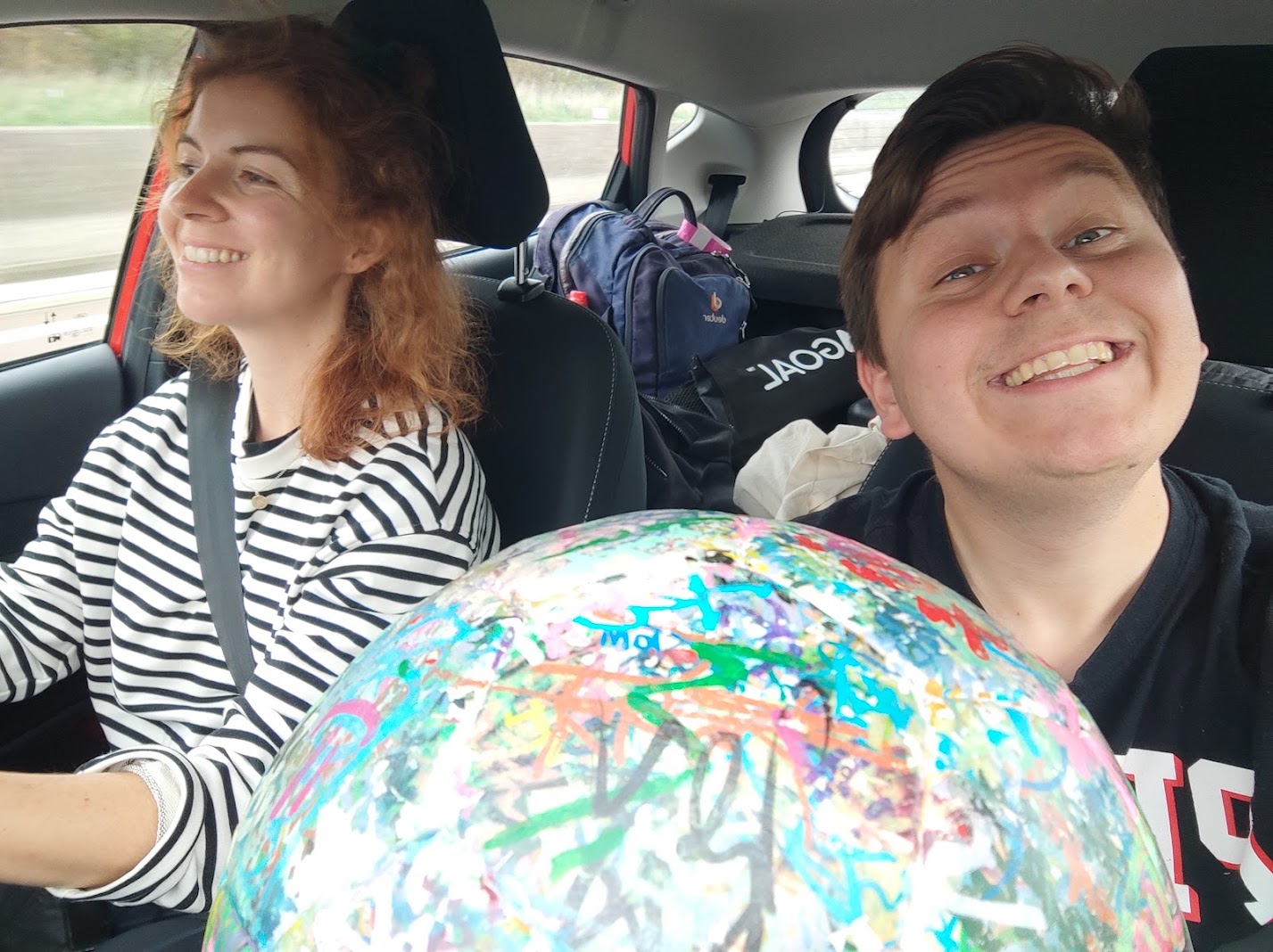 Jenny & BeeGee im Teilauto auf dem Weg nach Frankreich