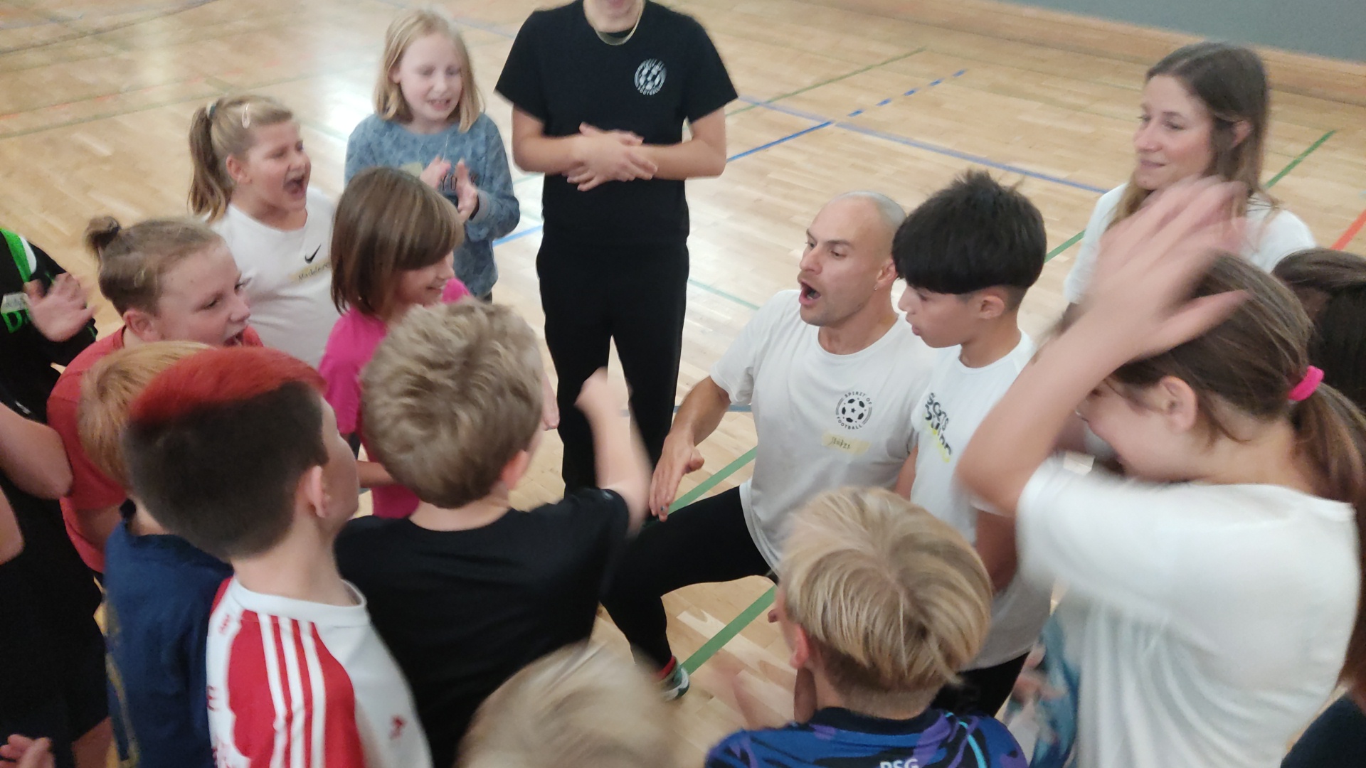 Fairplay-Coach Stützi führt die Schnick-Schnack-Schnuck WM durch