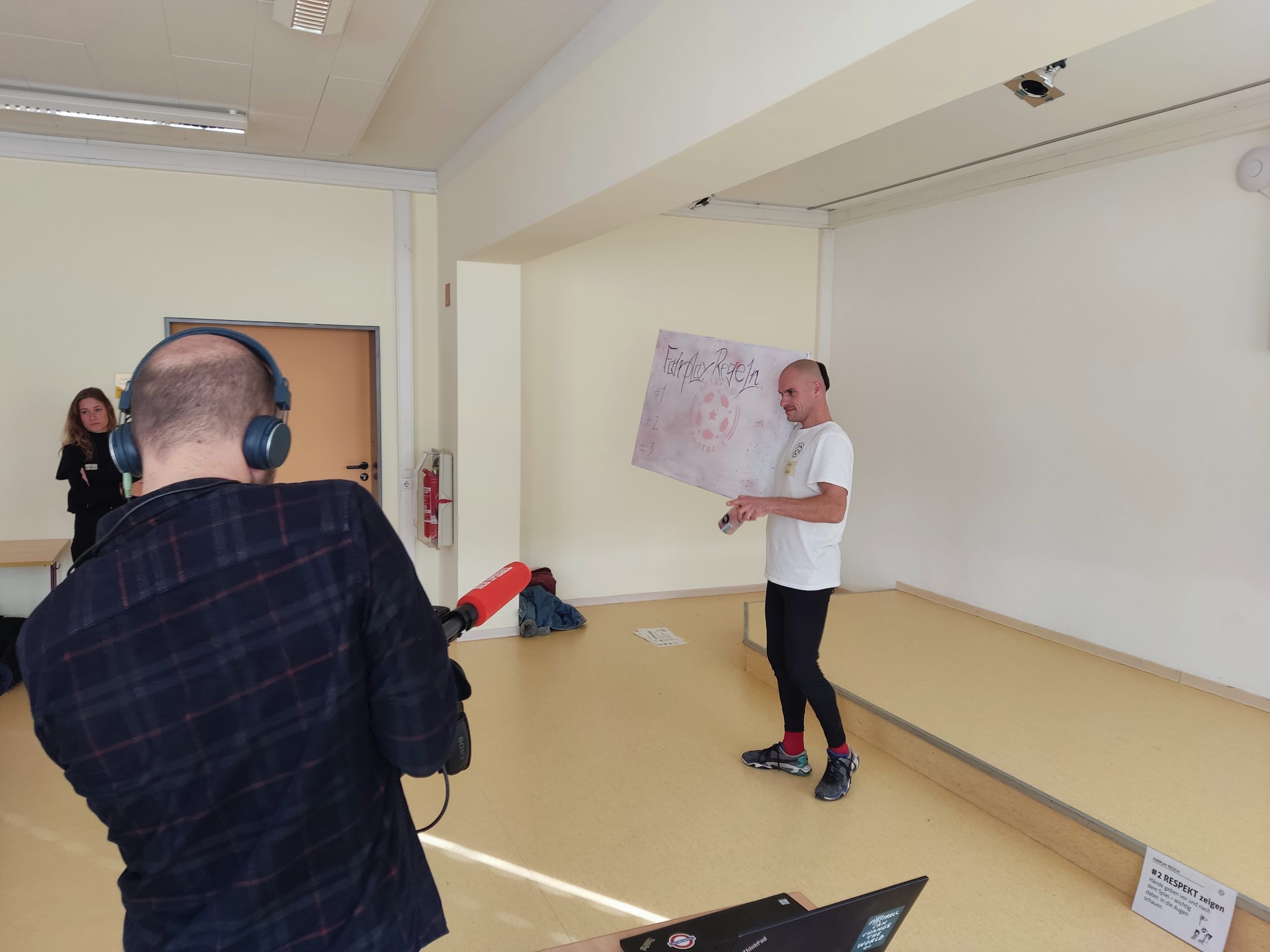 Fairplay-Coach Stützi präsentiert die Leinwand für die Klassengemeinschaft