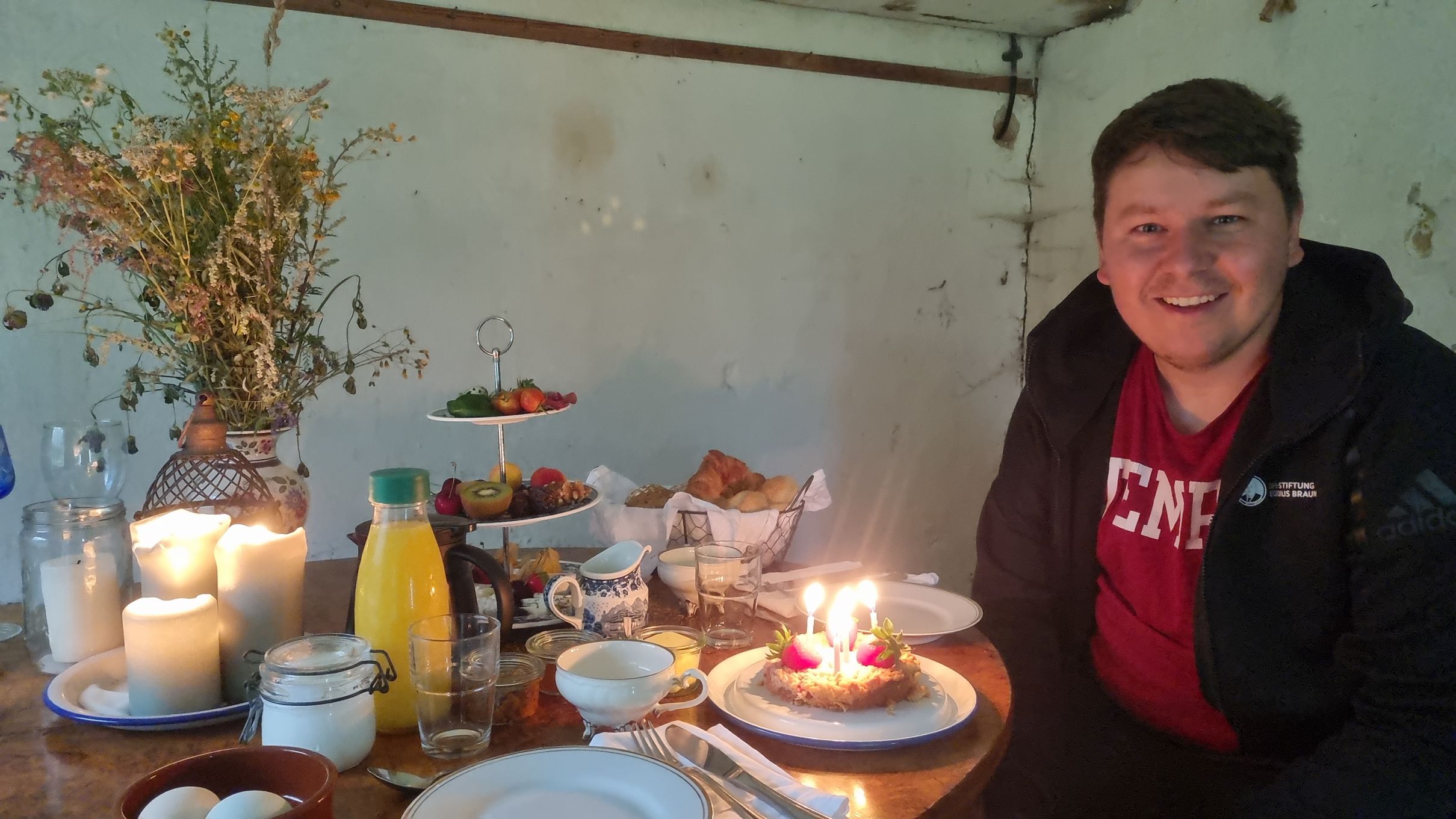 BeeGee hatte in Malchin Geburtstag. Eine kleine Torte erwartet ihn,