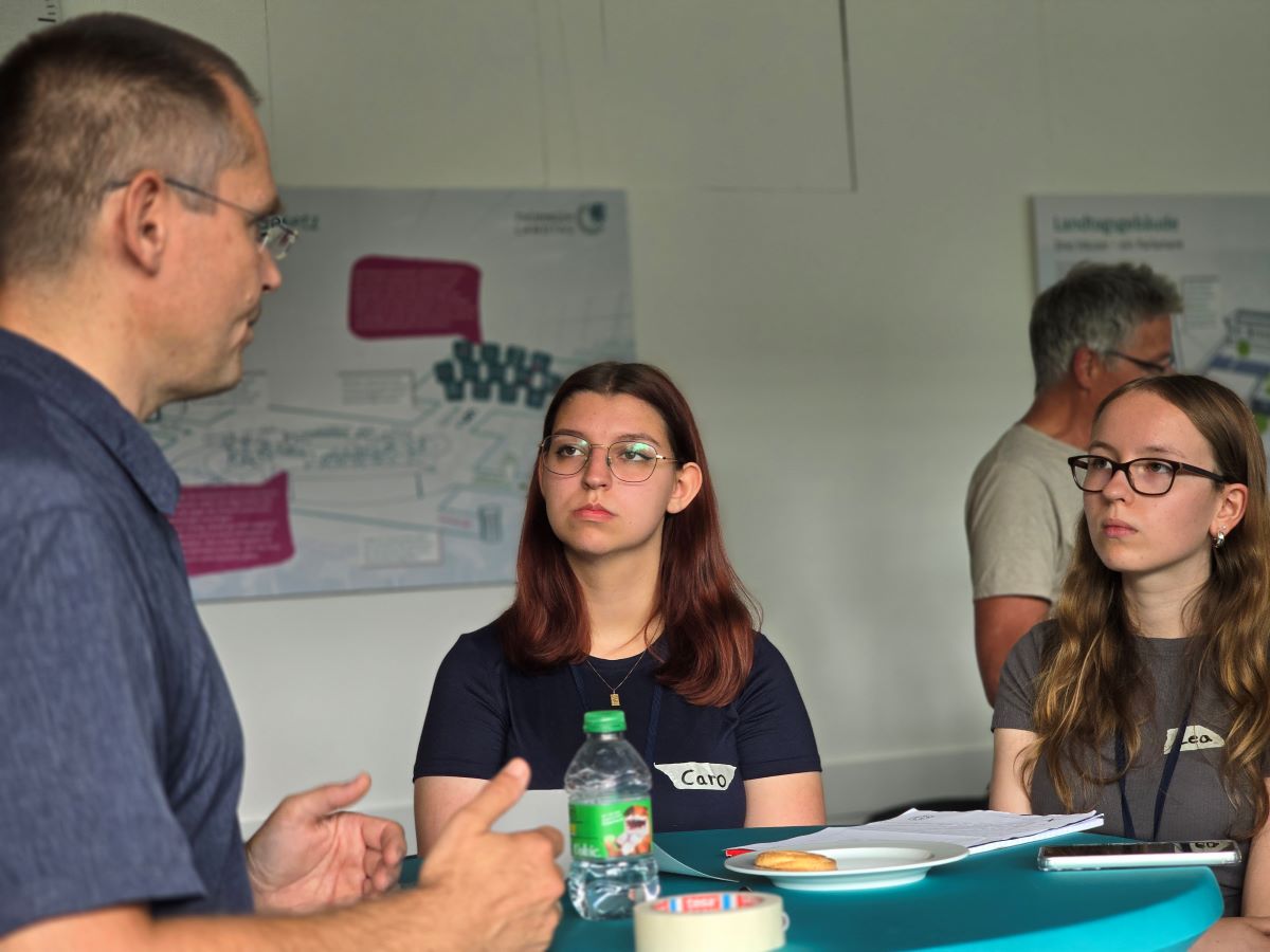 Stefan Pagel im Gespräch mit den Schüler:innen