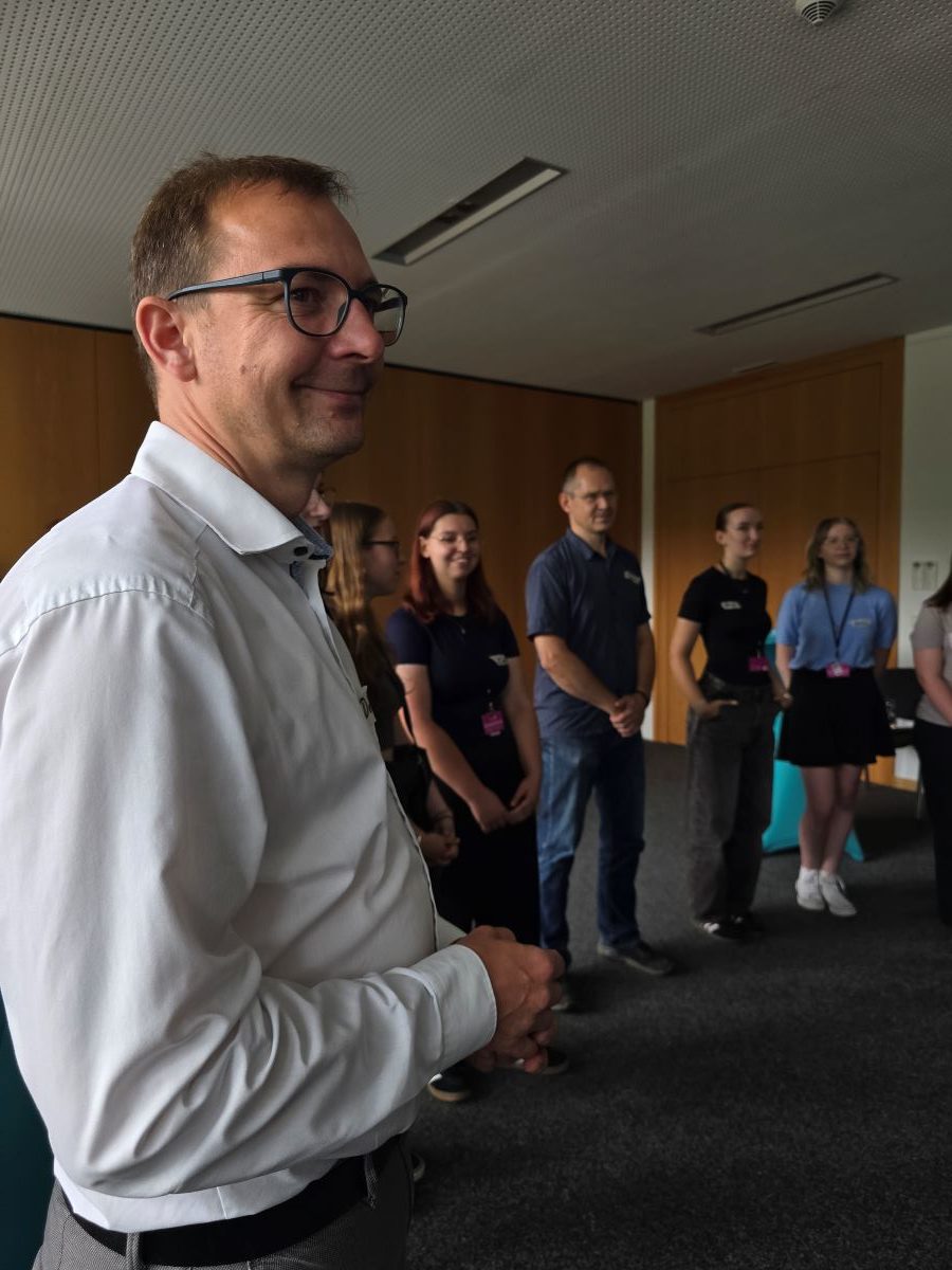 Denny Möller bei der Fragerunde mit den Schüler:innen