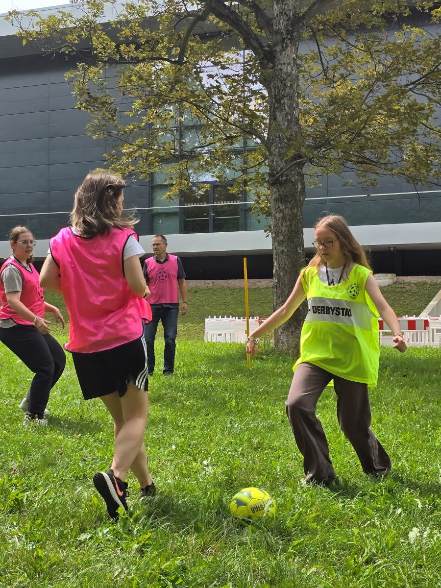 Fairplay-Fußball mit den Schüler:innen und Abgeordneten