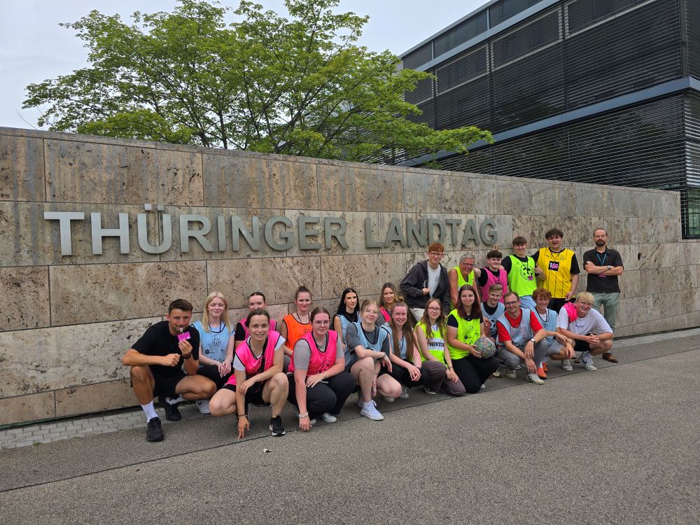 Gruppenfoto vor dem Landtag