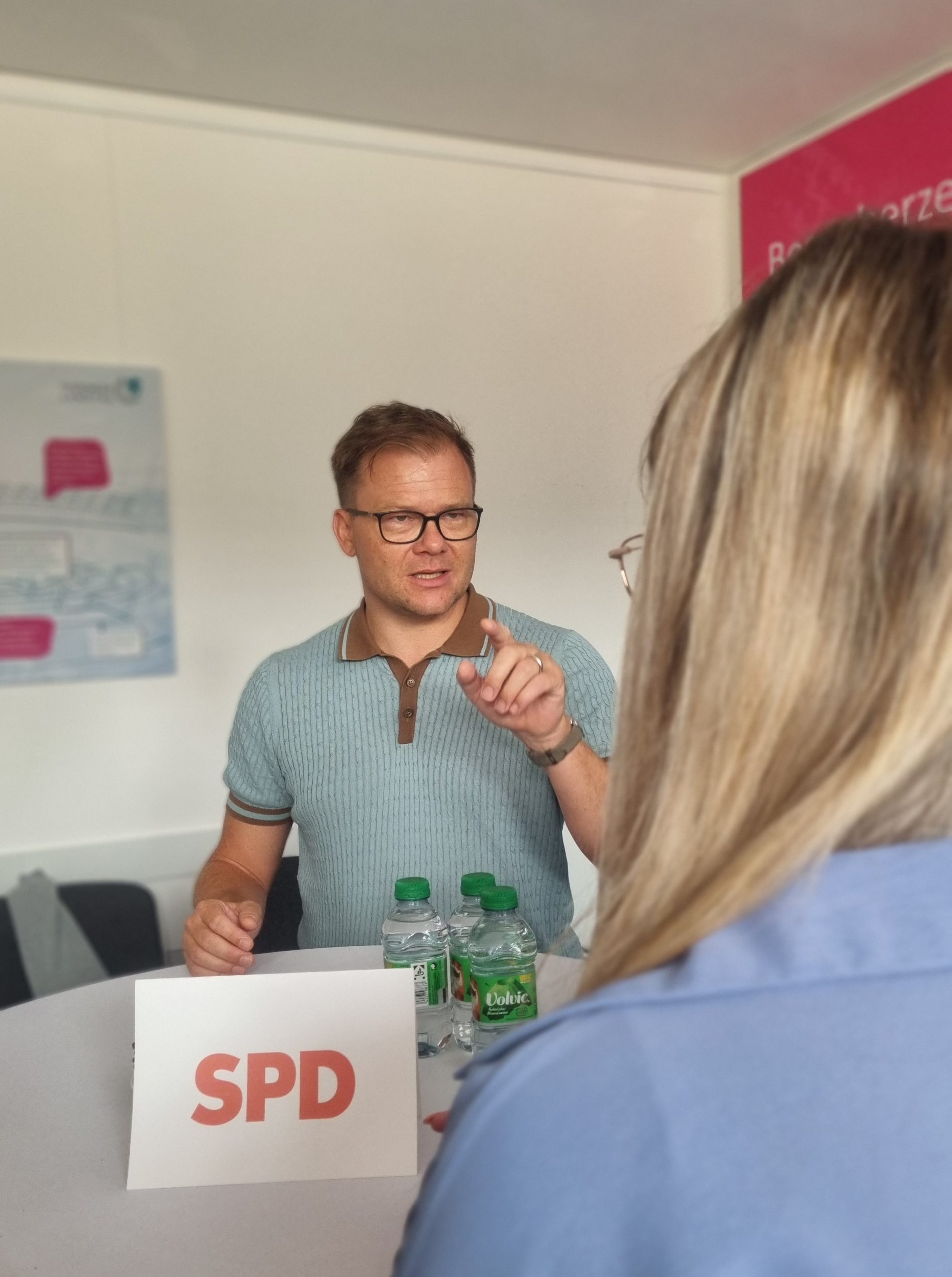 Carsten Schneider im Gespräch mit den Schüler:innen