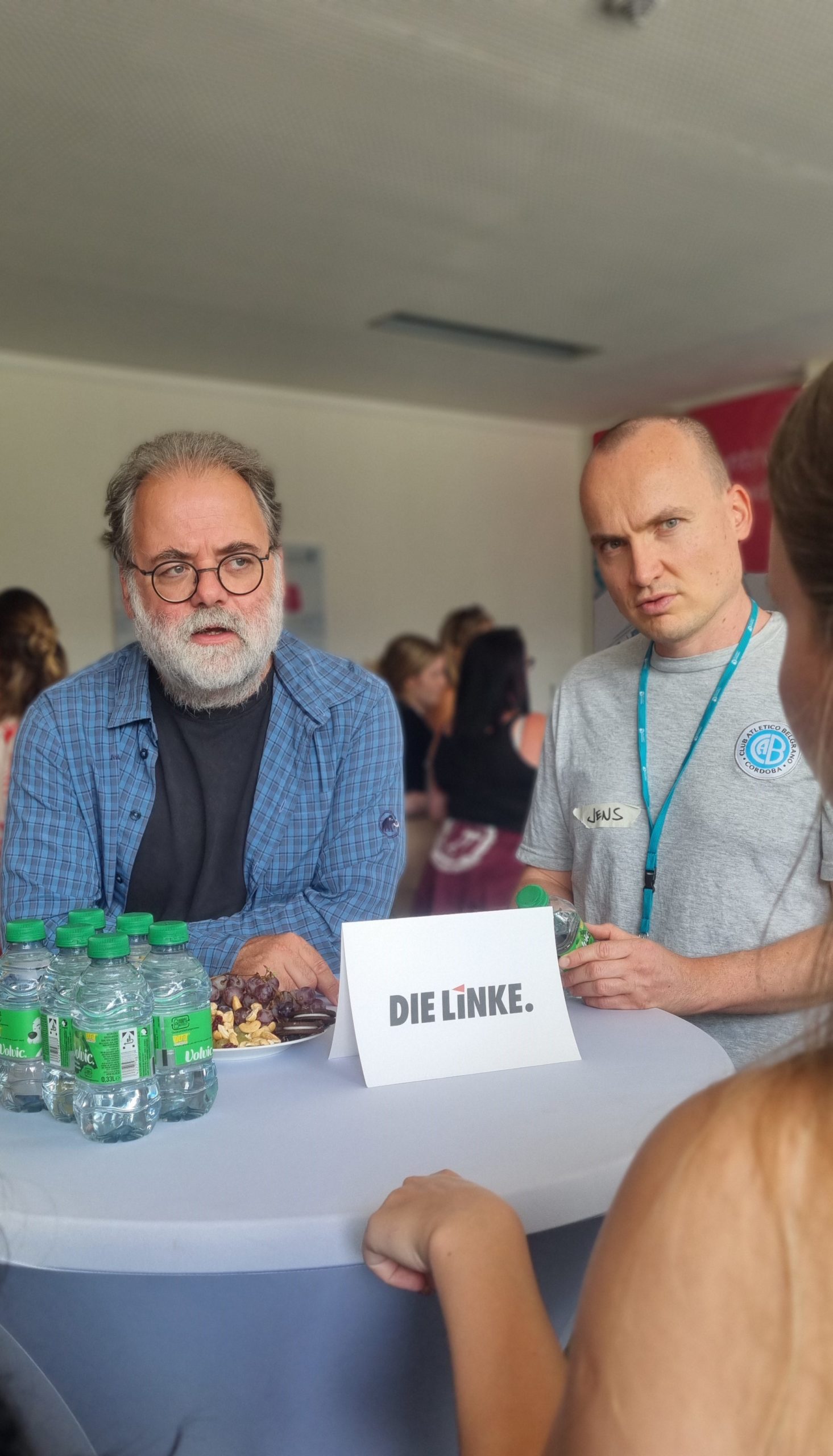 Pascal Leibbrandt im Gespräch mit den Schüler:innen und Lehrer:innen