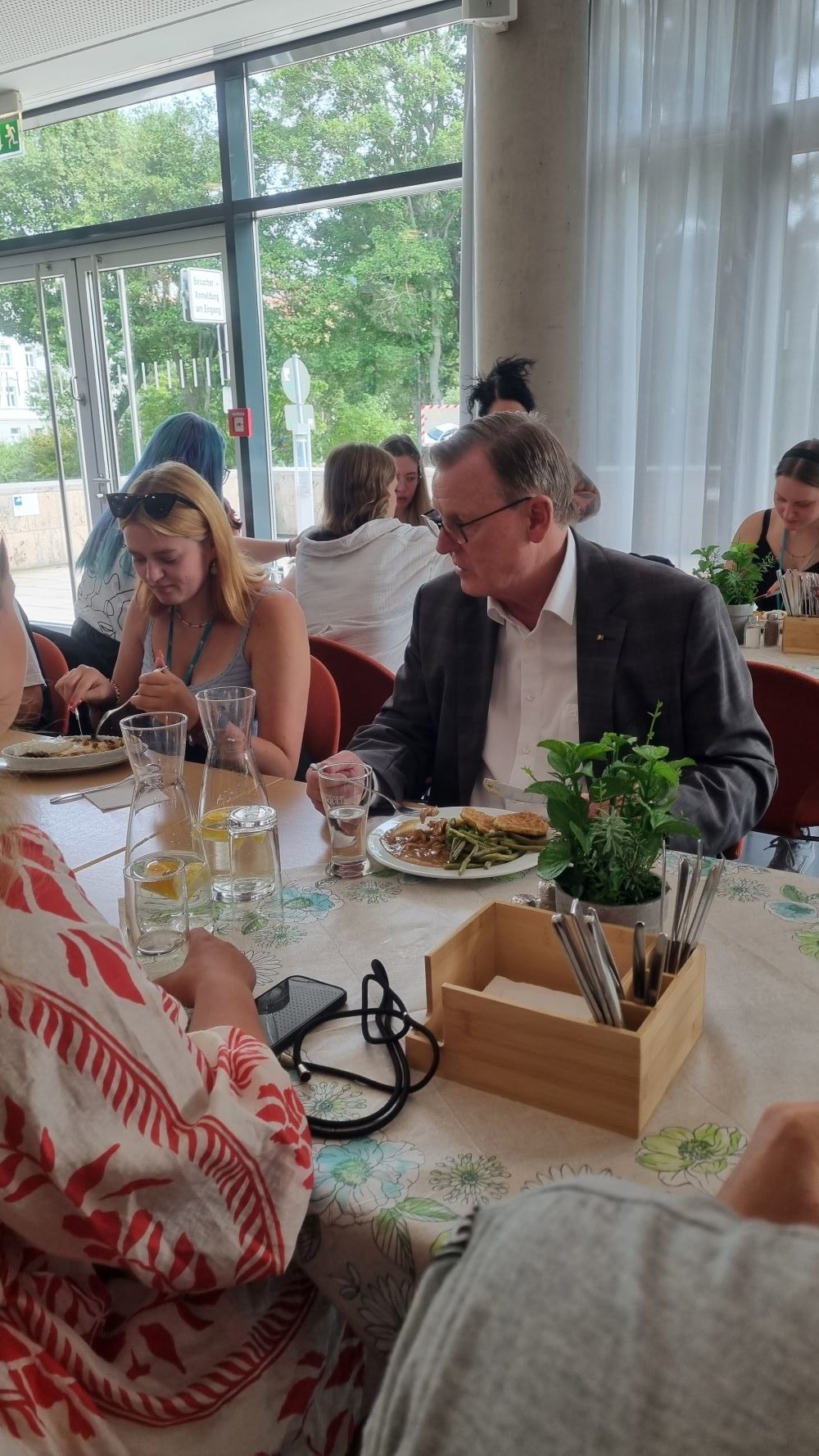 Auch beim Mittagessen konnten sich die Schüler:innen weiter mit Bodo Ramelow austauschen