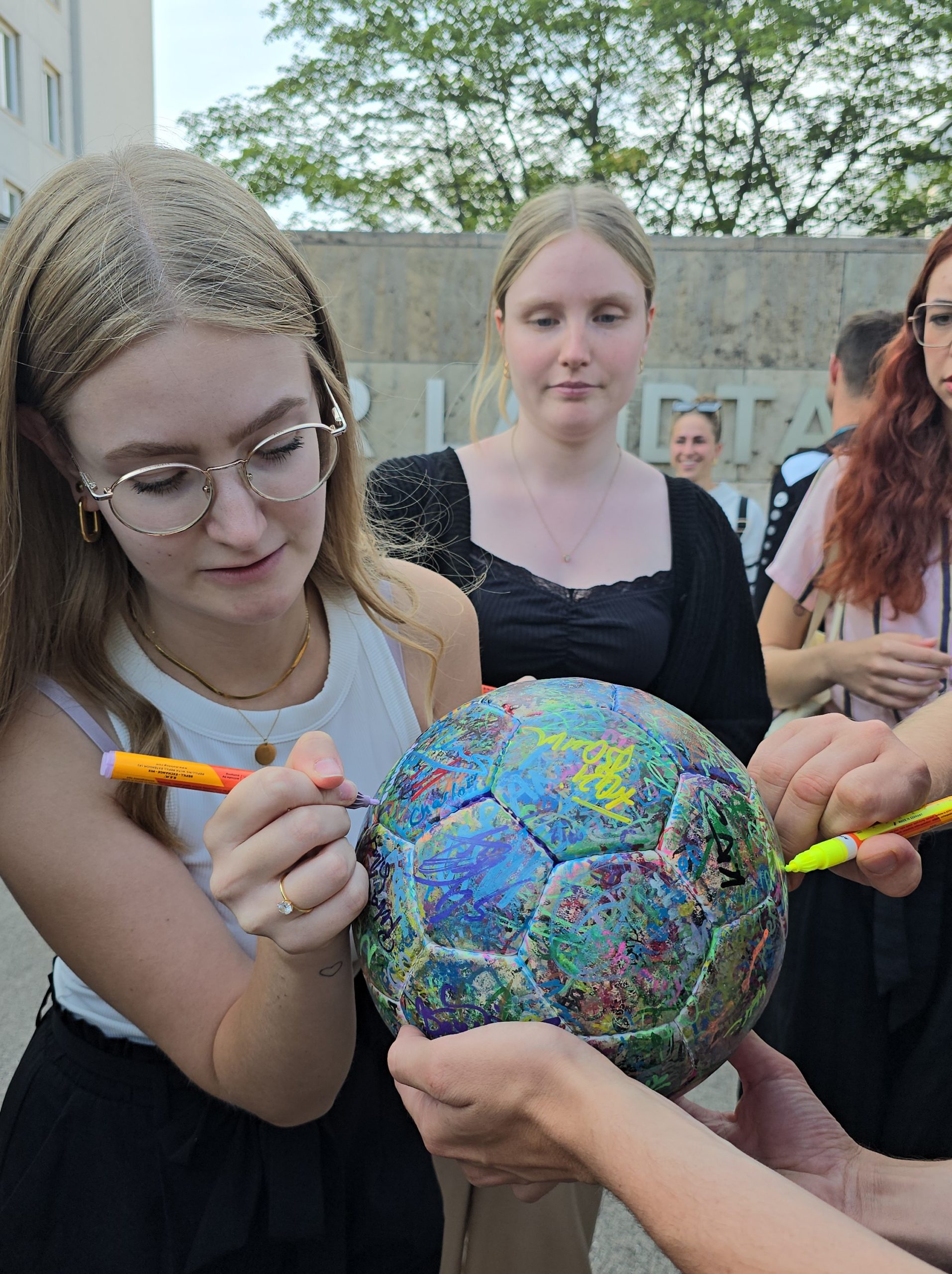 Zum Schluss durften alle Schüler:innen auch auf dem Future Ball unterschreiben