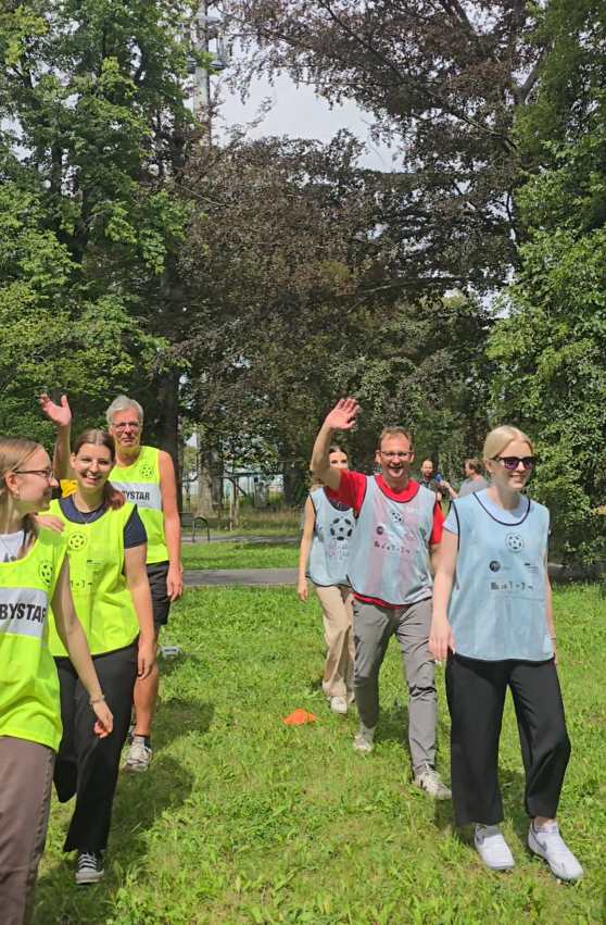 Olaf Müller und Denny Möller und die Schüler:innen aus Ilmenau beim Fairplay-Fußball