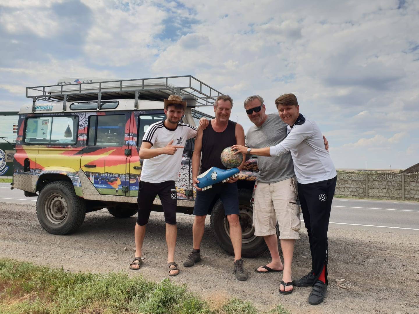 Benny und BeeGee (2018) mit dem gleichen Land-Rover