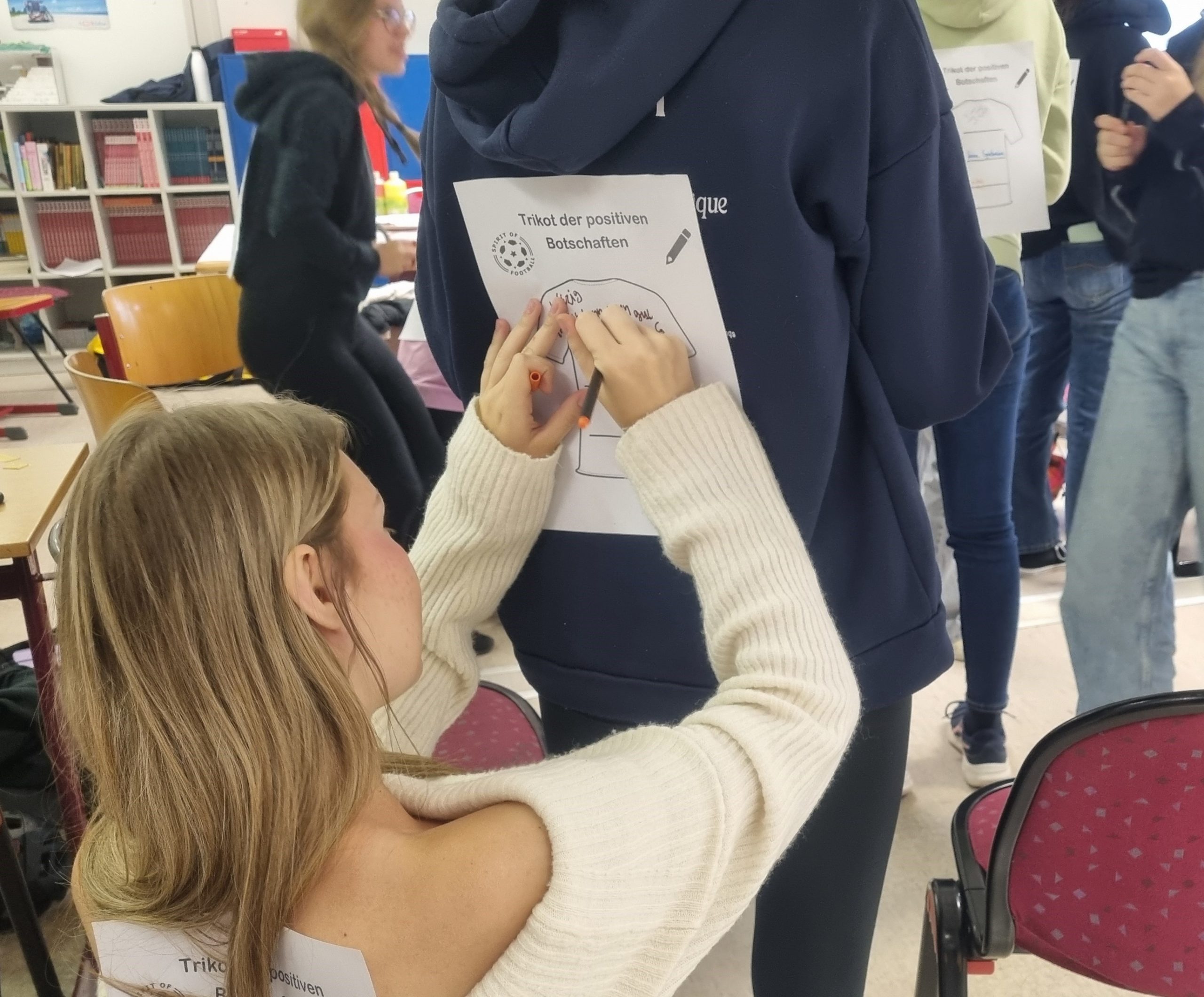 Gib deiner Mitschülerin eine positive Botschaft mit