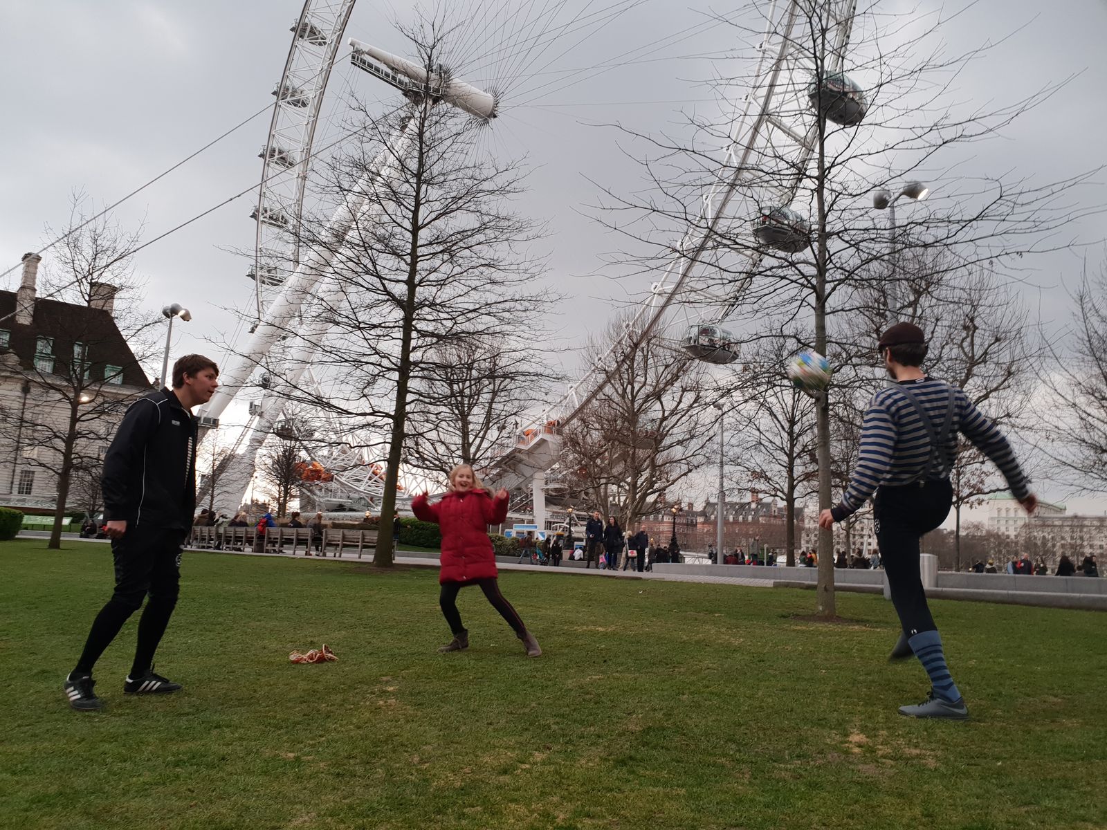 Erstes spontanes Fußballspiel am Nachmittag am London Eye