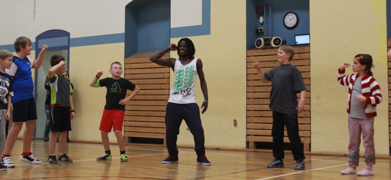 Breakdance-Artist Antonio von arts2hearts gibt den Takt vor. Foto: Markus Wiefel