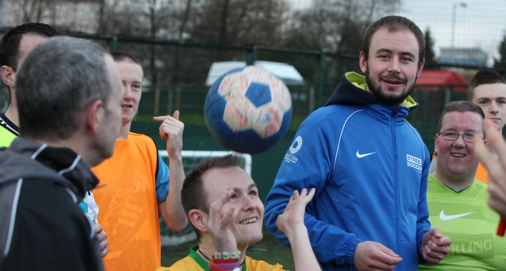 Kopfballtraining mit The Ball 2014 bei Street Soccer Scotland. Foto: Patrick Tully