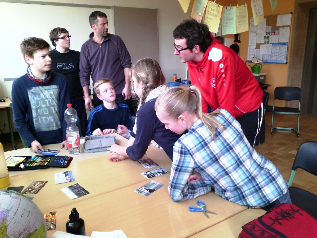 Gruppenarbeit zum Thema Vorurteile über Afrika. Foto: SoF