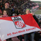 Sven-Soederberg-r.-mit-Mütze-von-Spirit-of-Football-Selma-aus-Albanien-m.-Kopftuch-sowie-Qamil-Selmani-ganz-links-sitzend