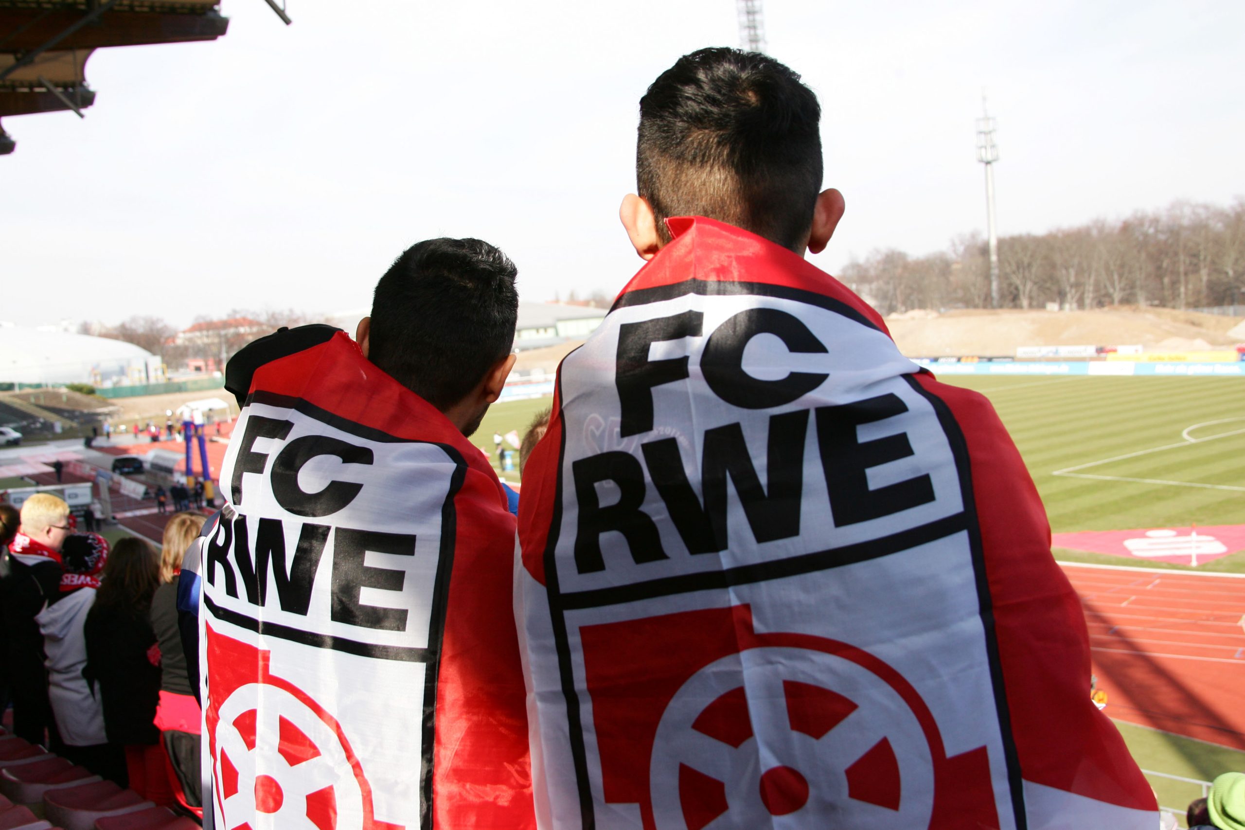 Zwei Jugendliche mit RWE-Fahnen. Foto: Sylvio Hoffmann