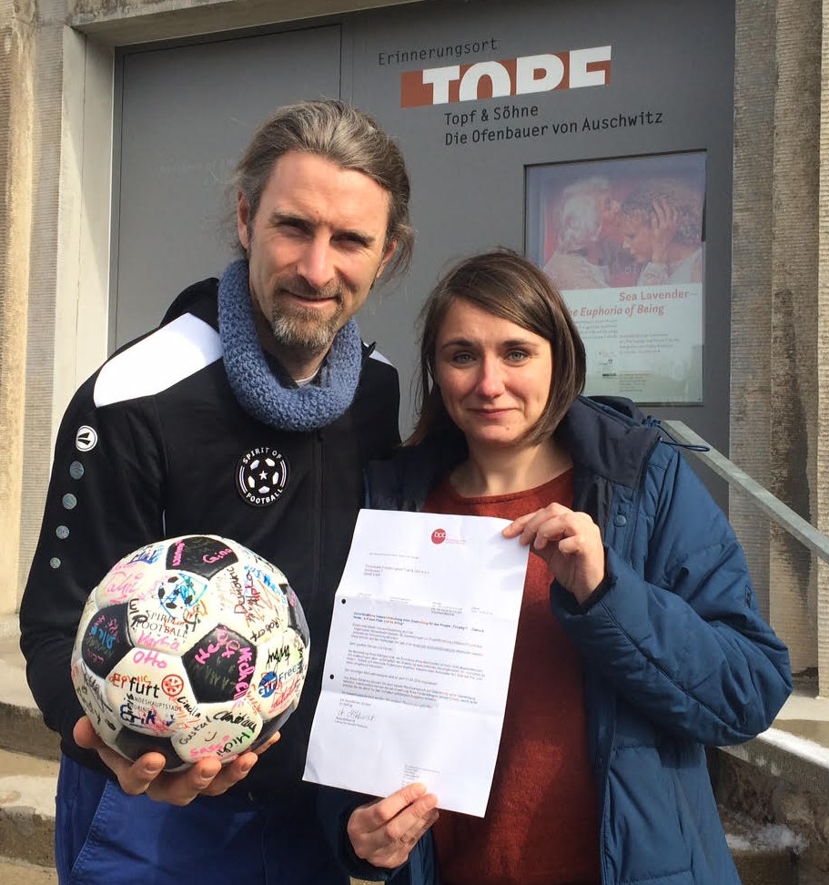 Andrew Aris (Spirit of Football e.V.) und Rebekka Schubert (Gedenkstättenpädagogin Erinnerungsort Topf & Söhne)