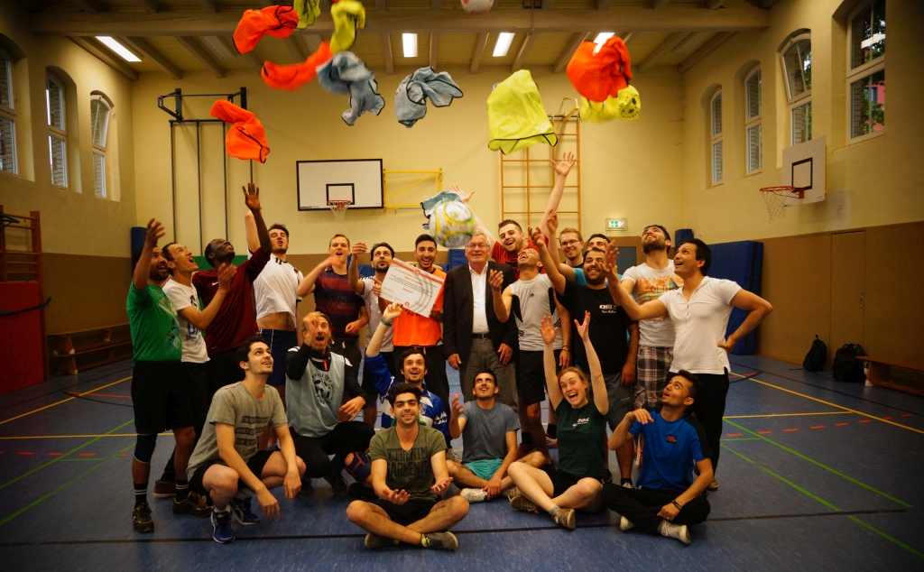 Vizepräsident Peter Brenn (Bildmitte) und das FairPlay-Team vom Freitagabend-Kick zelebrieren echt Budenzauber in der Turnhalle der Moritzschule.  Foto: SoF