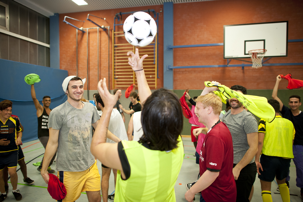 Spaß und Sport kombiniert mit interkulturellem Austausch - in der Halle, auf dem Platz und im Alltag: das ist Spirit of Welcome. Foto: Hamish John Appleby