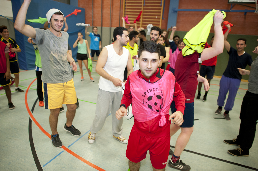 Spaß und Sport kombiniert mit interkulturellem Austausch - in der Halle, auf dem Platz und im Alltag: das ist Spirit of Welcome. Foto: Hamish John Appleby