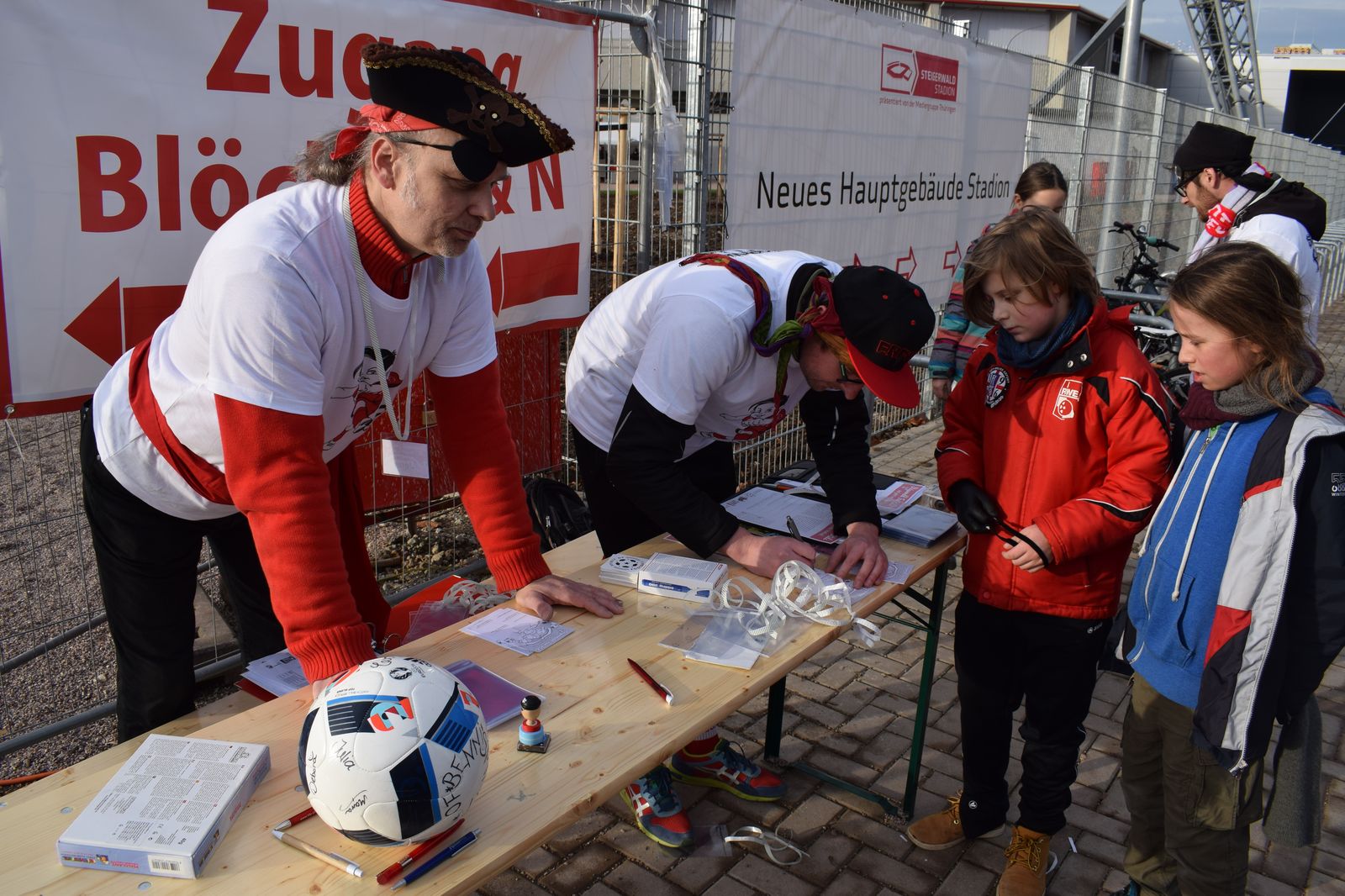 Übergabe der kleinen Piraten vor dem Spiel