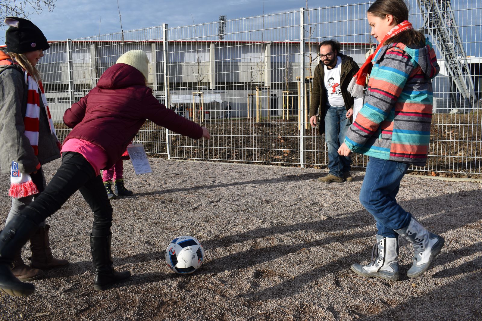 Vor dem Anstoß wird selber gekickt