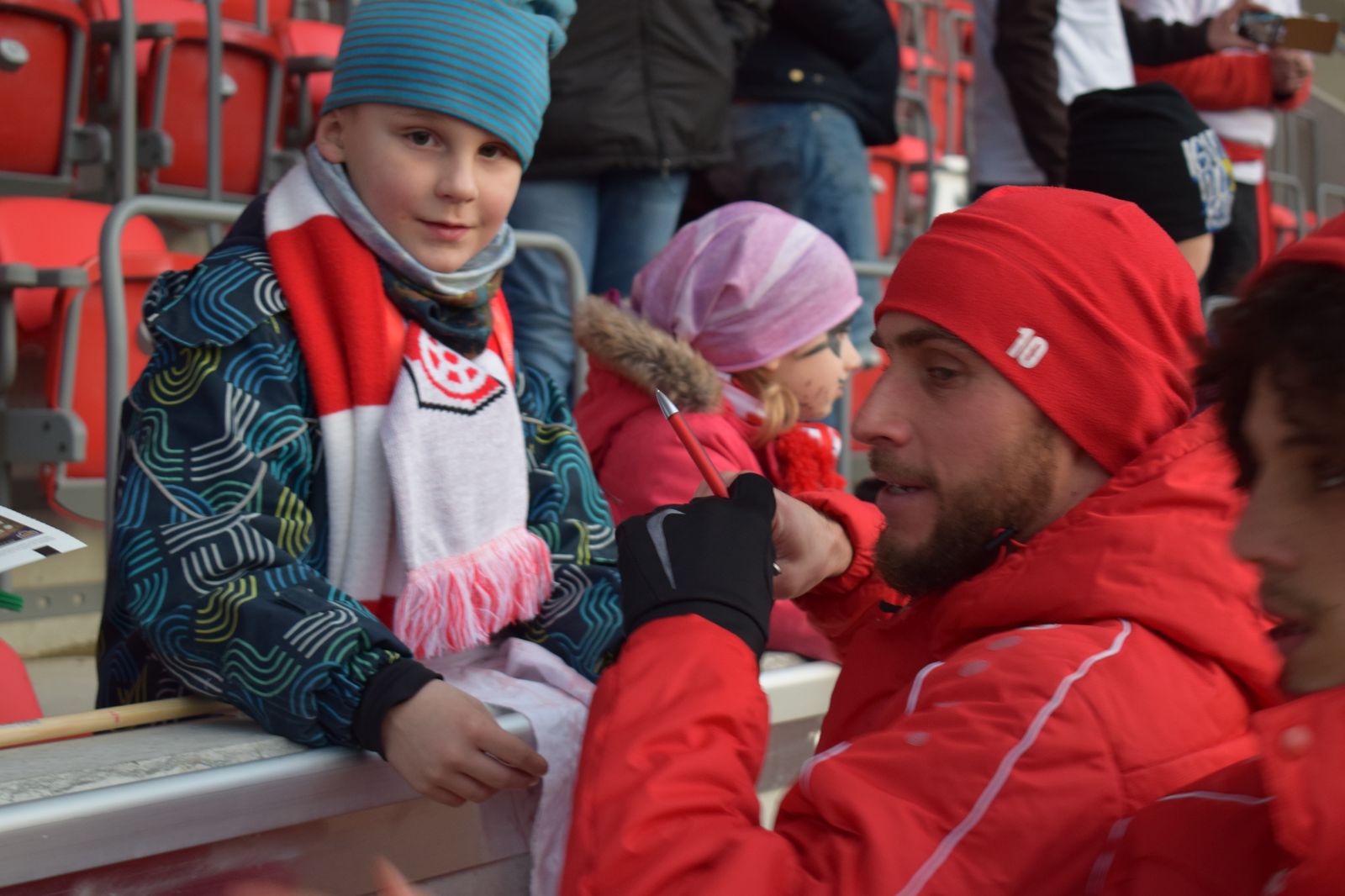 Daniel "Bohne" Brückner nimmt sich Zeit für Autogramme