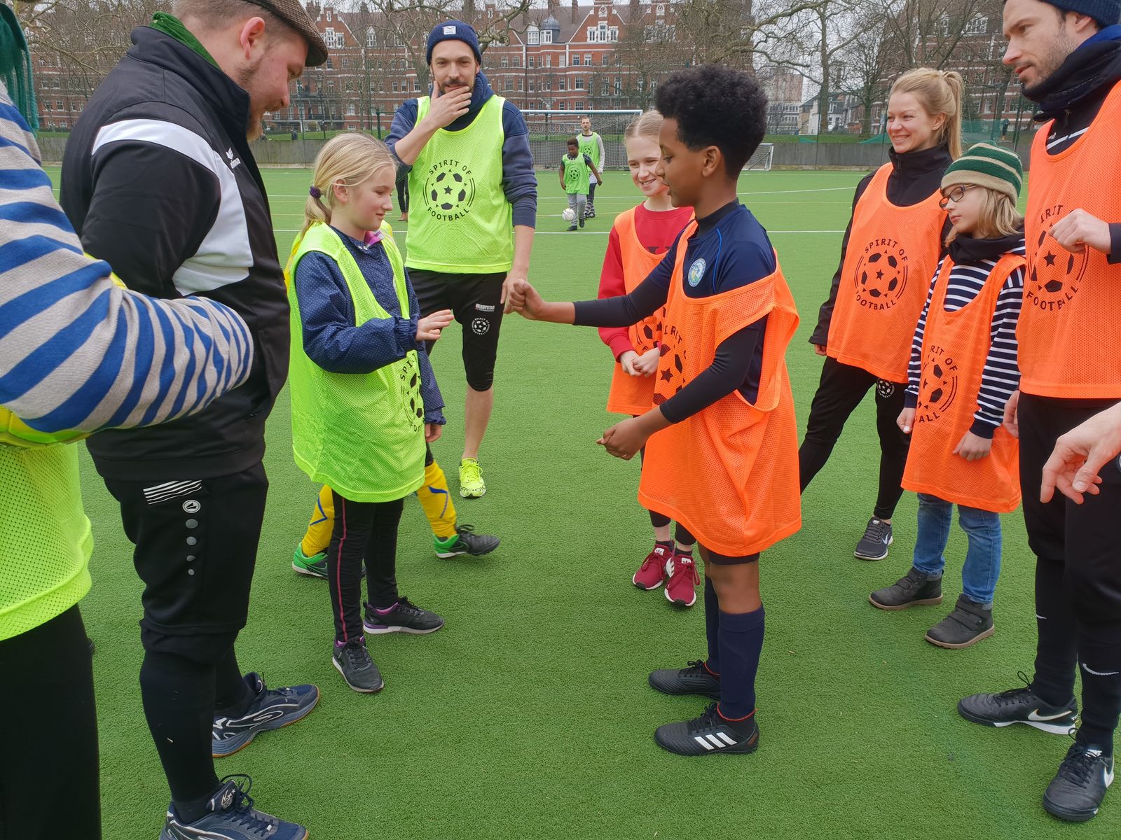 Der Anstoss wird durch das international bekannte Schnick-Schnack-Schnuck-Spiel bestimmt