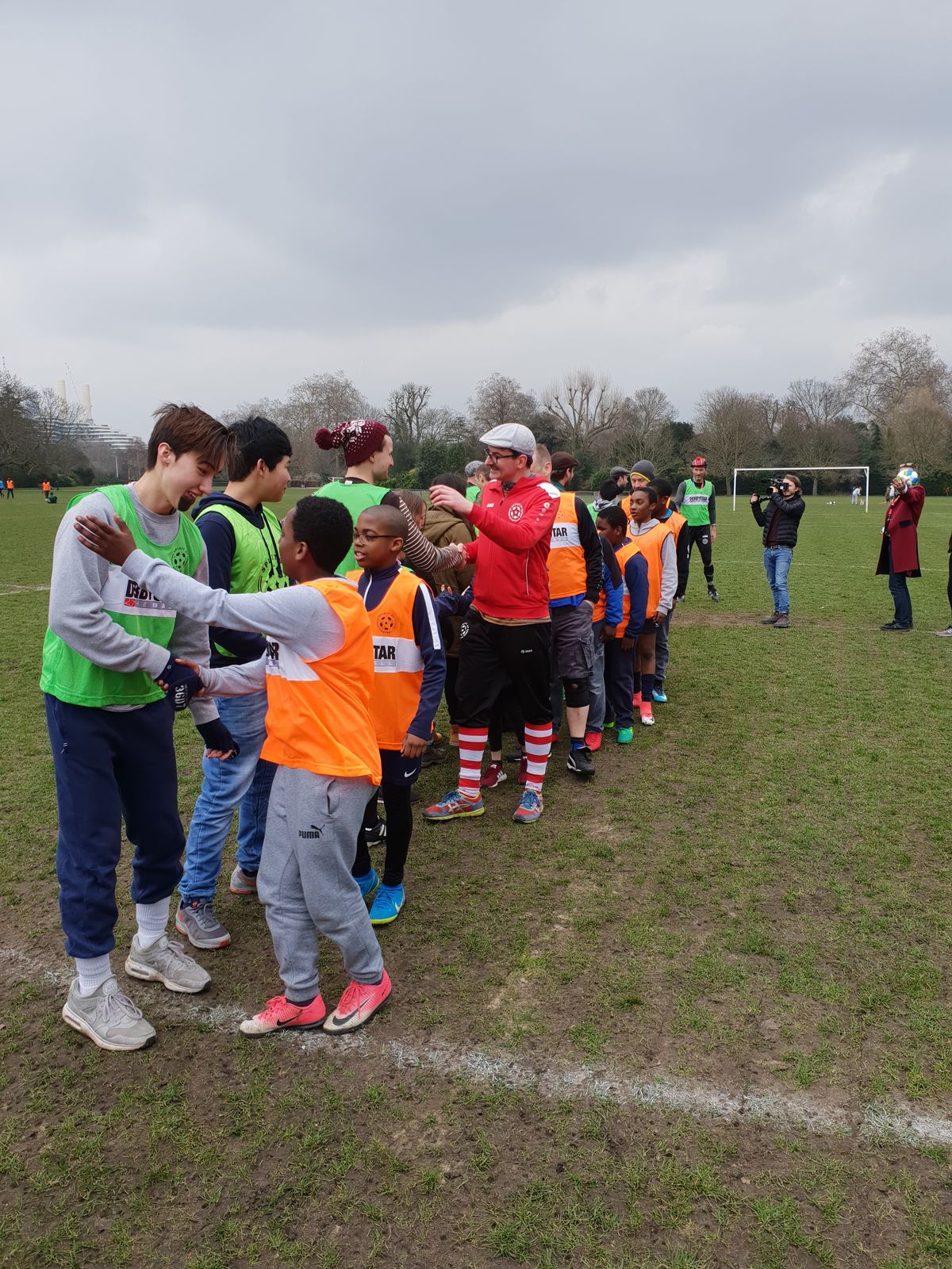 Wie es sich für alle fairen AthletInnen gehört: shake hands before the game
