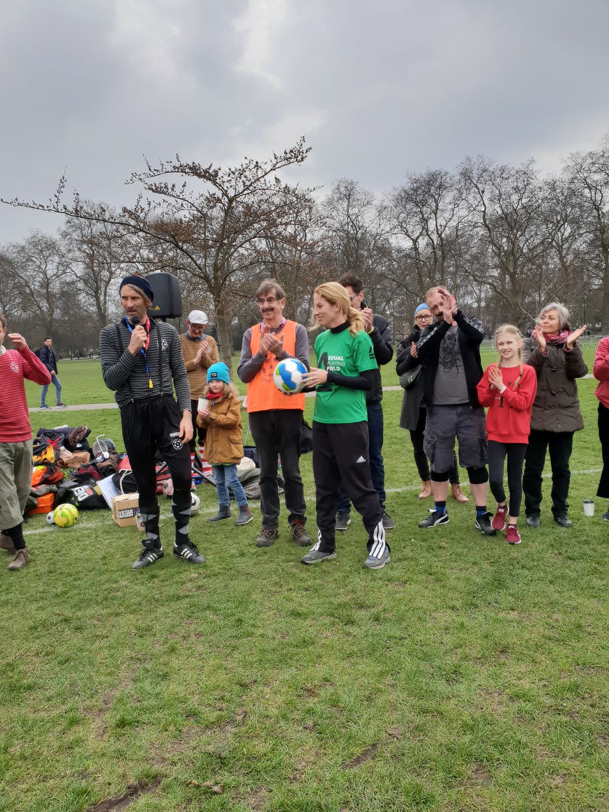 Erin Blankenship von Equal Playing Field erhält "The sister Ball" für das niedrigste Fußballspiel der Welt am Toten Meer
