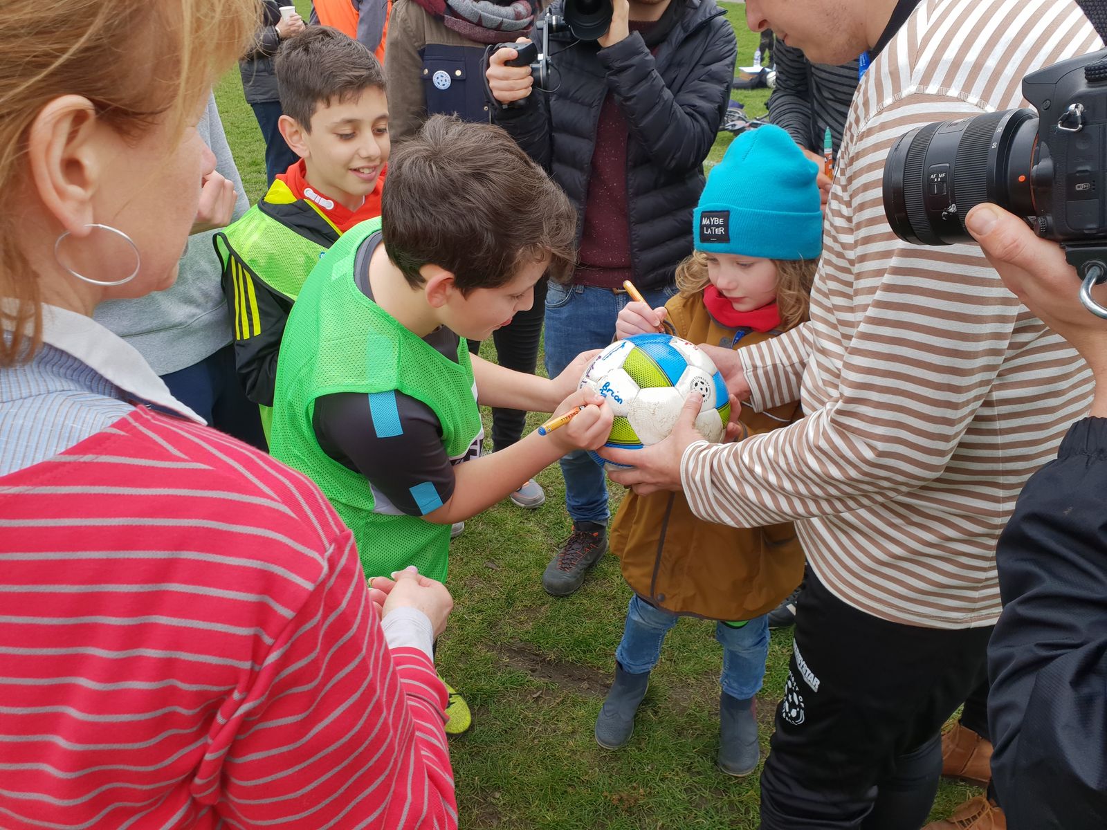 Die ersten von mehreren Zehntausend Unterschriften werden auf The Ball