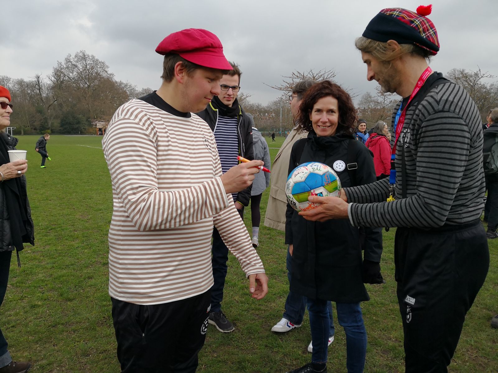 Jeder der einen Kopfball gemacht hat, darf auf The Ball unterschreiben