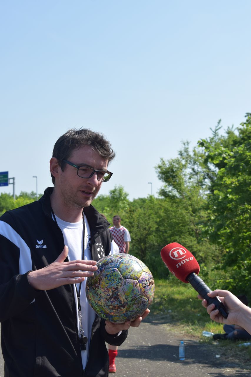 Sven, der "alte Medienhase" wird von Jelena Prpos von Nova TV für eine Reportage zum Thema Homeless People, interviewt