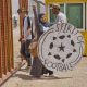 Nihal bringt ein riesiges selbst gesbasteltes Spirit of Football Logo mit