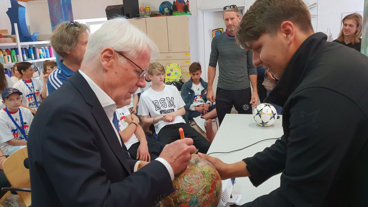 Reinhard Rauball unterzeichnet The Ball