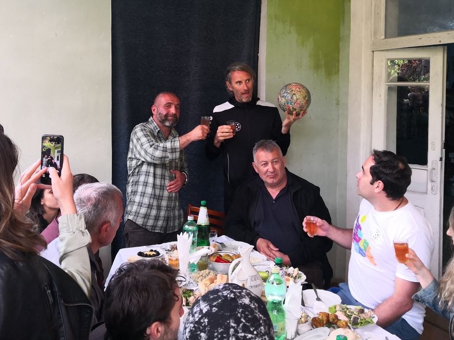 Toasts gehören zu jeden Essen, so wie guter georgischer Wein