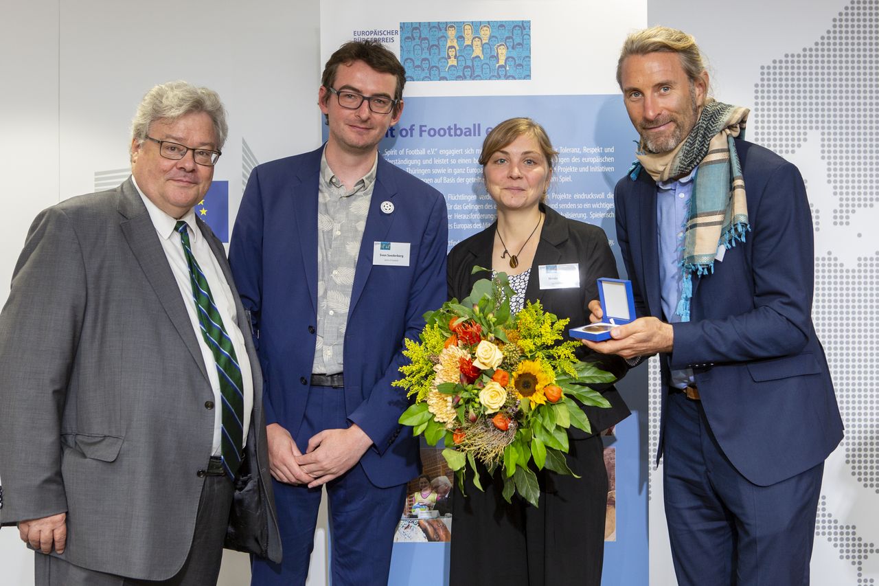 MEP Reinhard Bütikofer und die Spirit of Football Crew. Foto: Christian Thiel