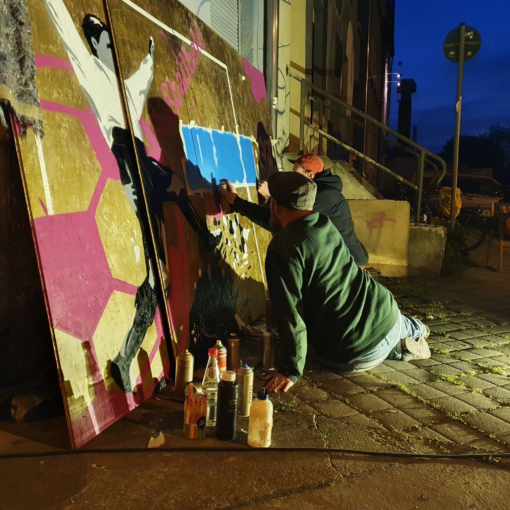 Bis in die Nacht wurde gearbeit.