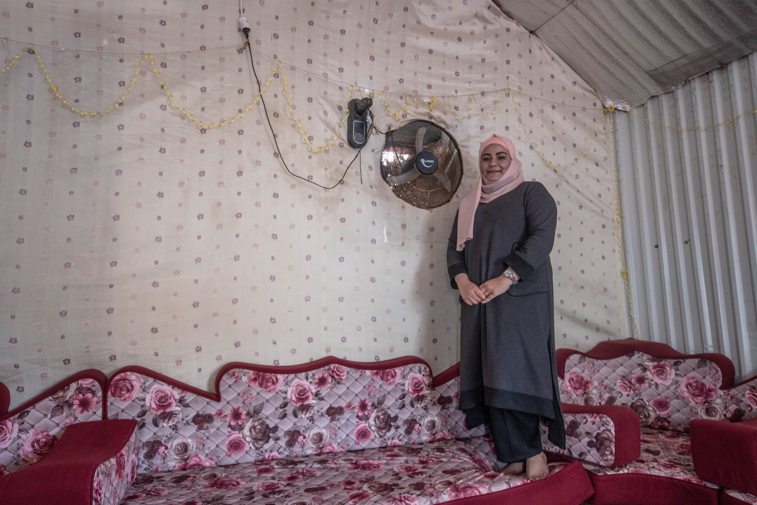 Innovation-AC_1_7420_kll Nabiha zeigt die von ihrem Bruder gebaute Klimaanlage in ihrem Wohnzimmer, die folgendermaßen funktioniert: von außen werden im Sommer feuchte Tücher an den Ventilator gehängt, welche die Luft (bis zu 35°C), die in das Zimmer zieht, kühler werden lässt. In dem Teil des Camps, in dem Nabiha wohnt, gibt es jedoch seit Wochen keinen Strom und somit kann der Ventilator nicht betrieben werden. Wegen Kürzungen des Budgets für das Camp wird es in nächster Zeit wohl eine noch schlechtere Stromversorgung geben.