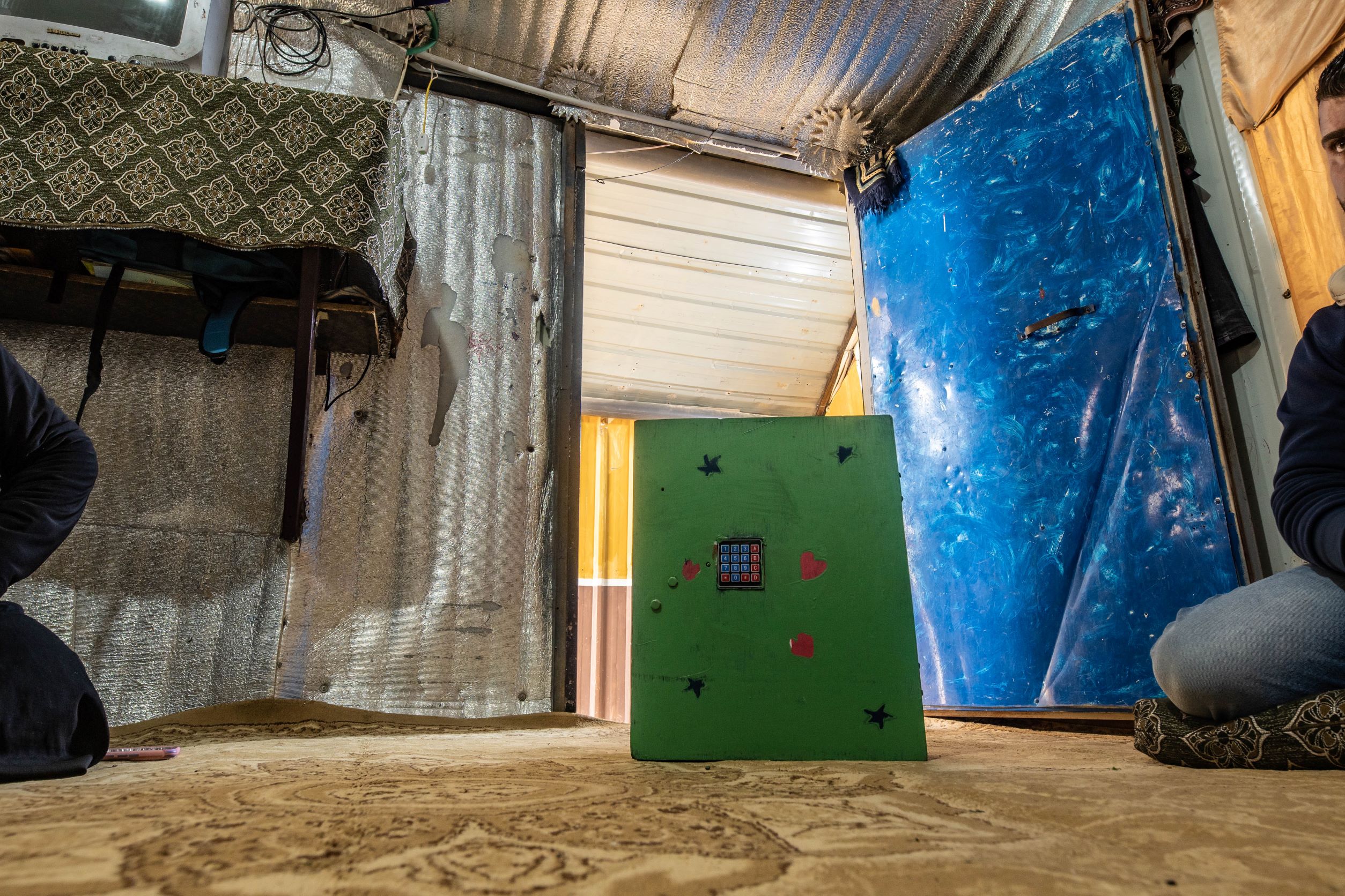 Dieser Medizinschrank, der von einer jungen Frau hergestellt wurde, kann nur mit einem Code geöffnet werden, damit Kinder zum Beispiel nicht einfach an die Medikamente gelangen können. Leider funktioniert der Schrank nur mit Strom, den es nicht immer im Camp gibt.