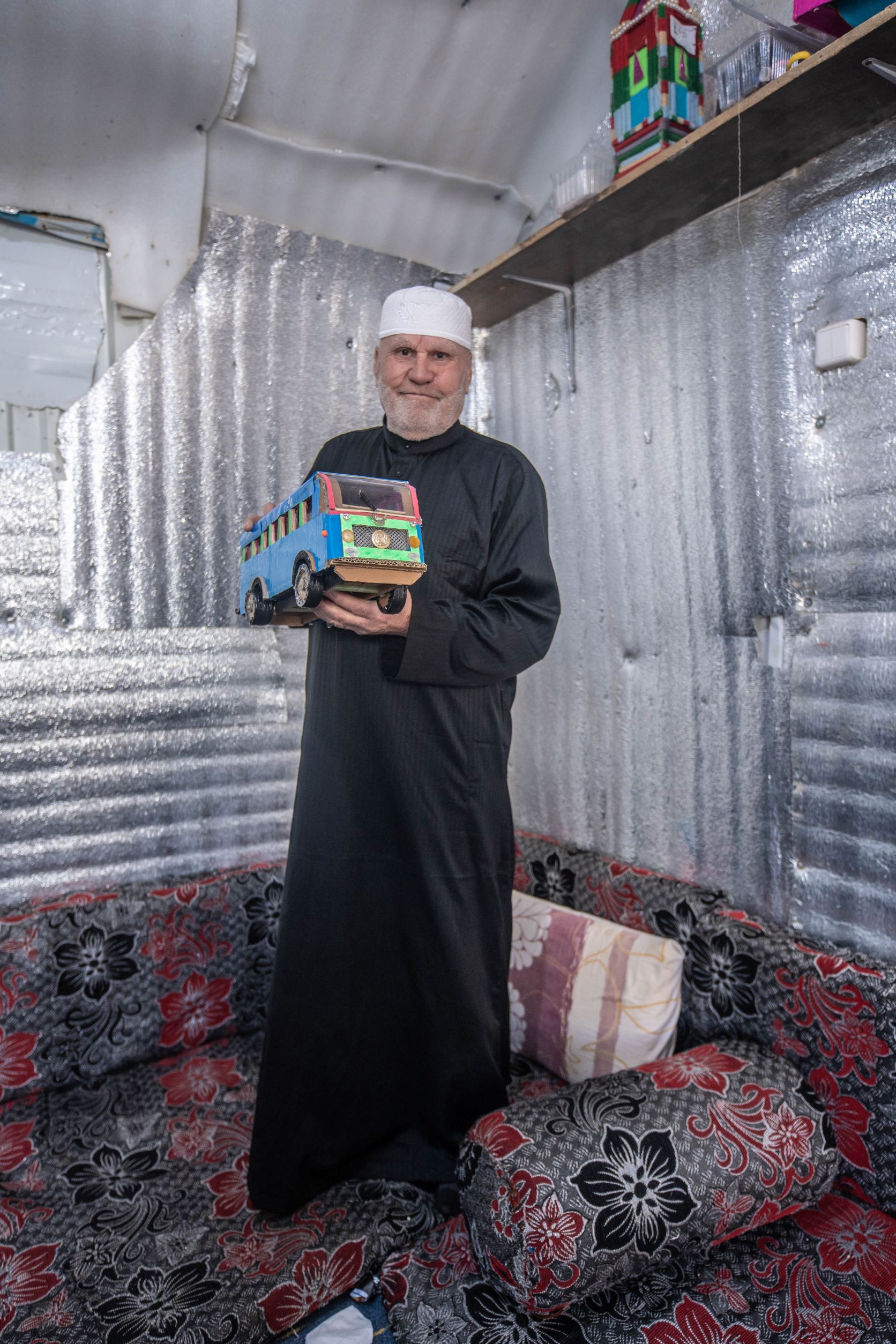 Muhammad macht Spielzeug und Kunstwerke aus Pappe. Dieser Bus ähnelt einem Schulbus aus Syrien und erinnert an ein anderes Leben, bevor der Krieg kam und so viel zerstört wurde.