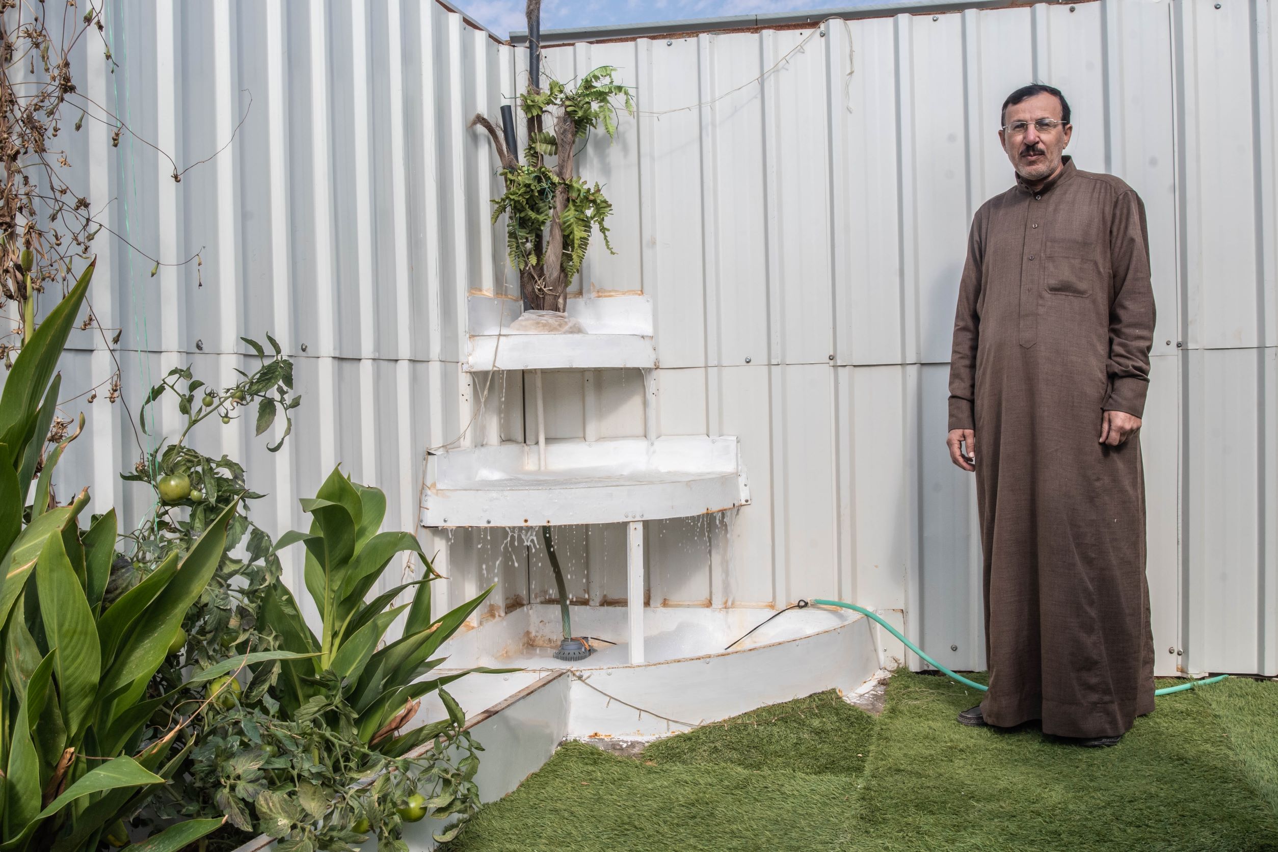 Innovation-UrbanGarden_21_7278_kll Von außen Hütten aus Zink und Stahl, doch zwischen den vielen Unterkünften verbergen sich kleine Traumgärten. Mahmud zeigt uns den Springbrunnen, den sein Cousin gebaut hat und der verbrauchtes Waschwasser wiederverwendet. Die Tomaten neben dem Brunnen sind ein Beispiel dafür, wie die Bewohner jeden Zentimeter nutzen, um kleine Mengen Gemüse zur Ernährung ihrer Familien anzubauen.