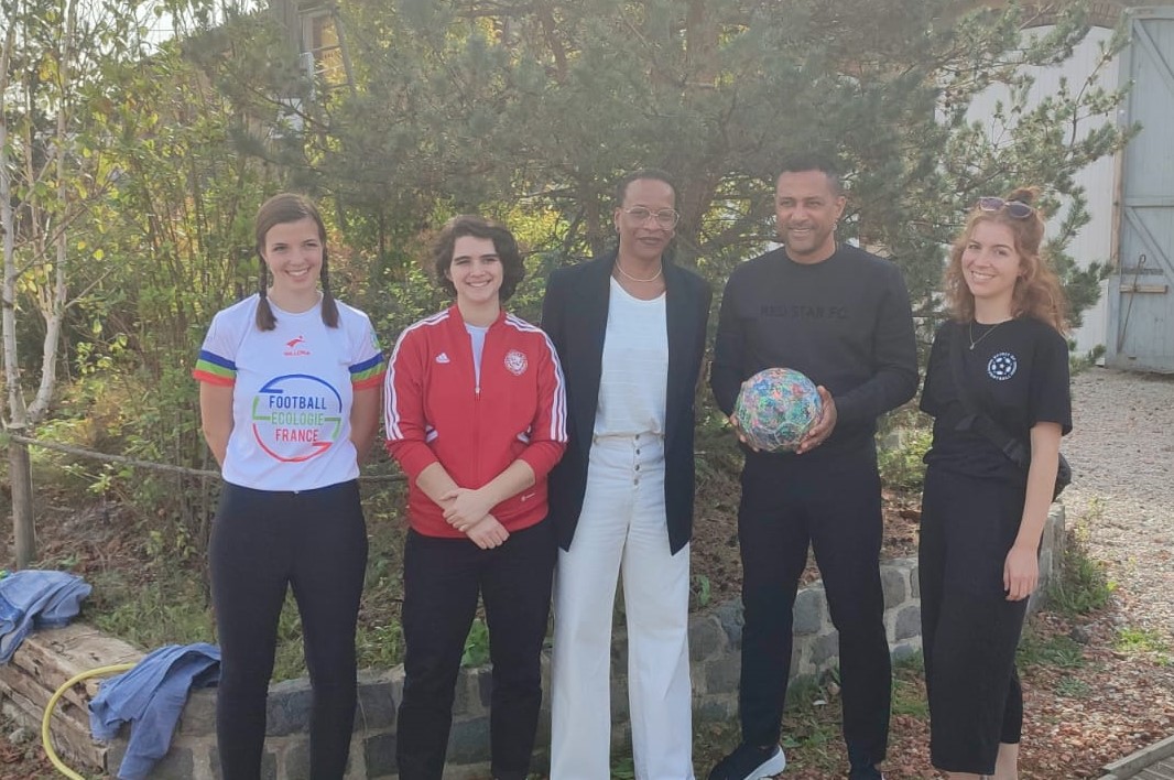 Geraldine Beauvisoir (Mitte), Steve Marlet (2 v.r) und Teamende von Spirit of Football sowie FEF