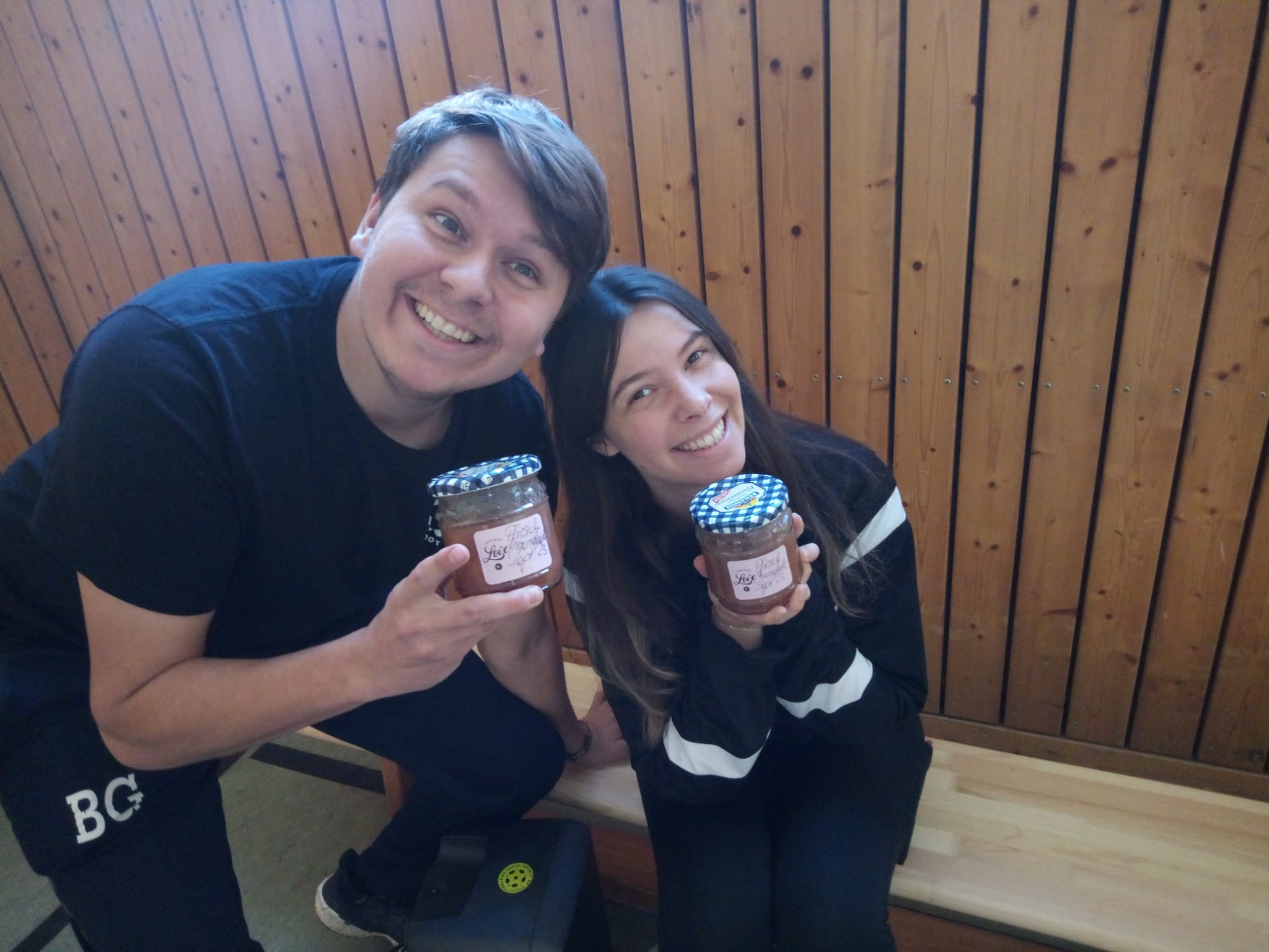 Das Spirit of Football Team in Rathenow: Leonie & BeeGee. Beide wurden mit von den Schüler:innen selbstgemachten Marmelade überrascht.