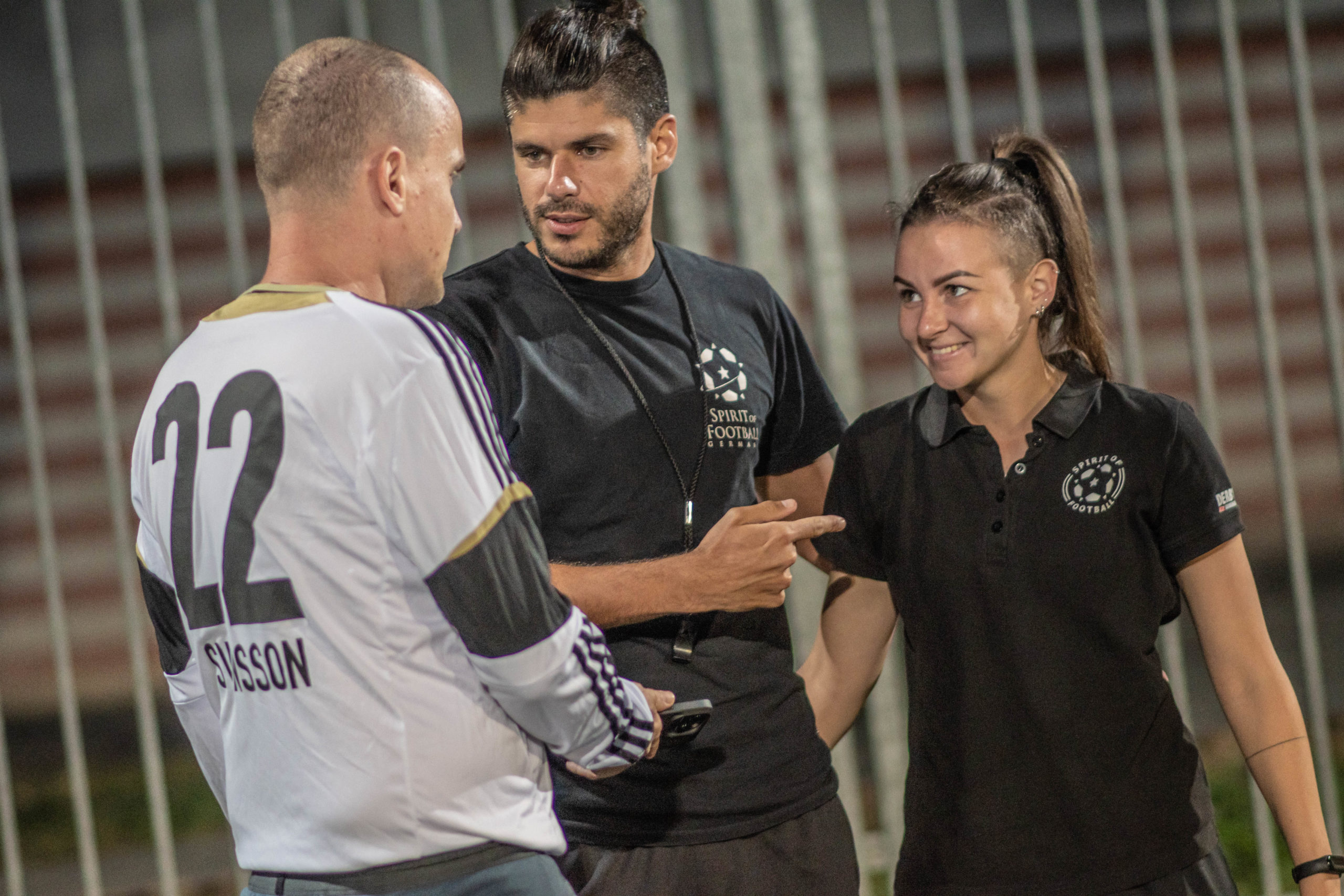 Oksana leitet den wöchentlichen Futsalkick.