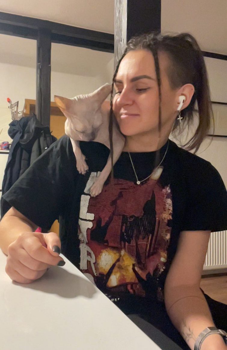 Mit ihrer Katze Kassandra
