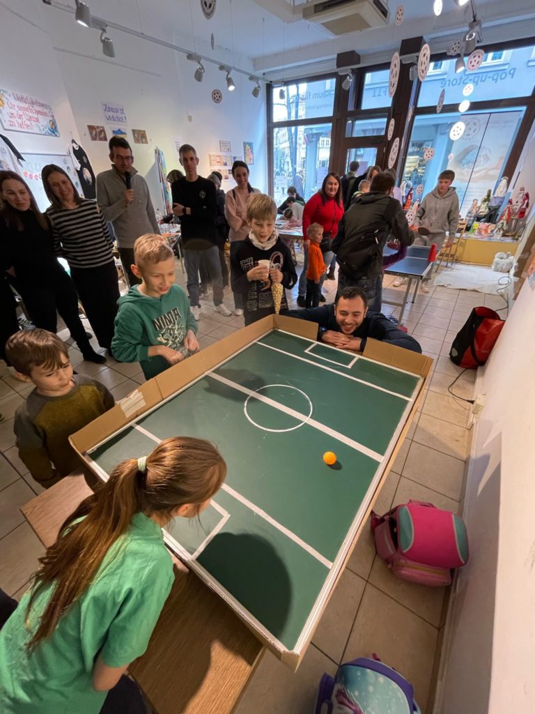 Puste-Ball im selbstgebauten Stadion